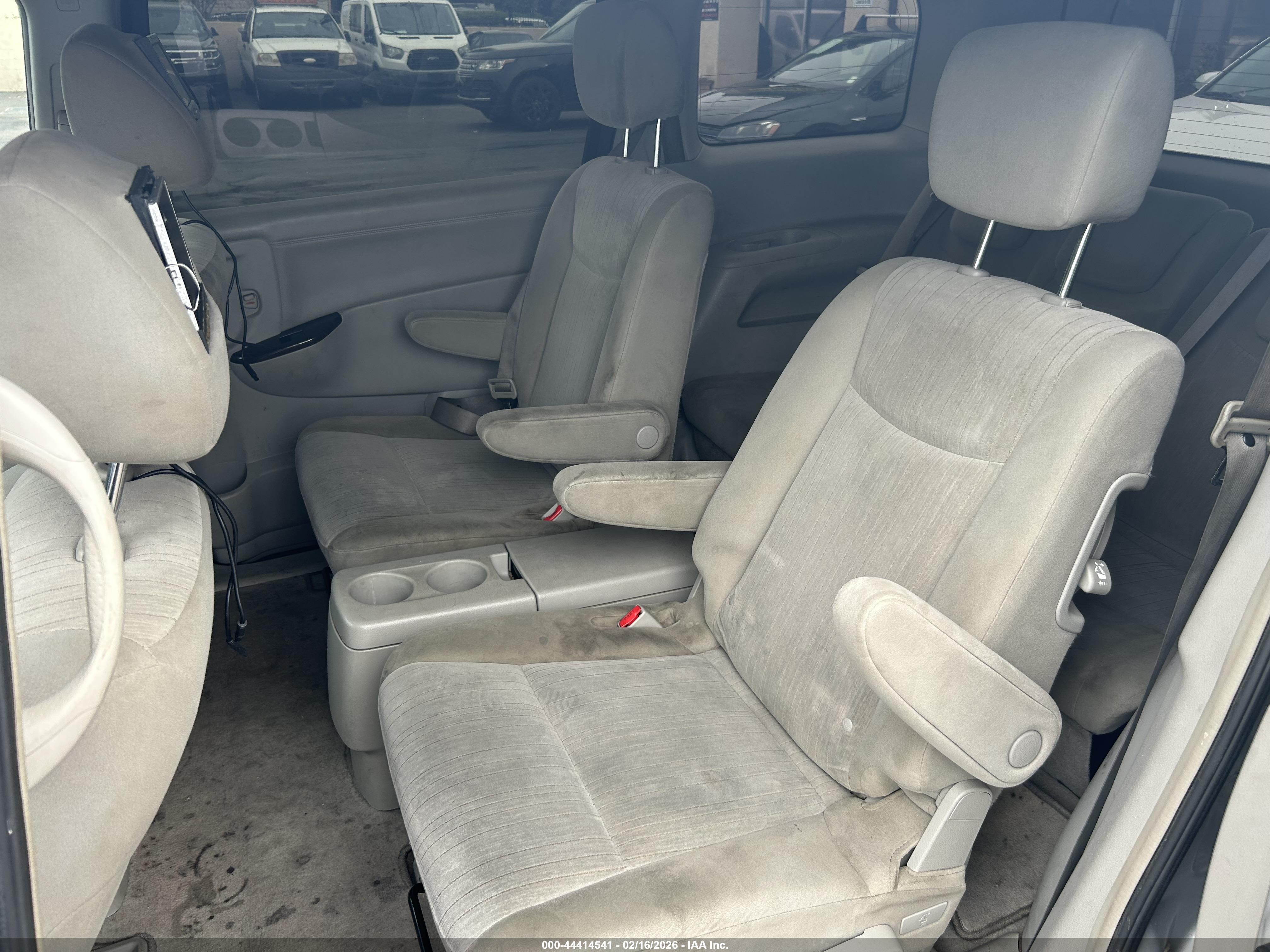 NISSAN QUEST image 8
