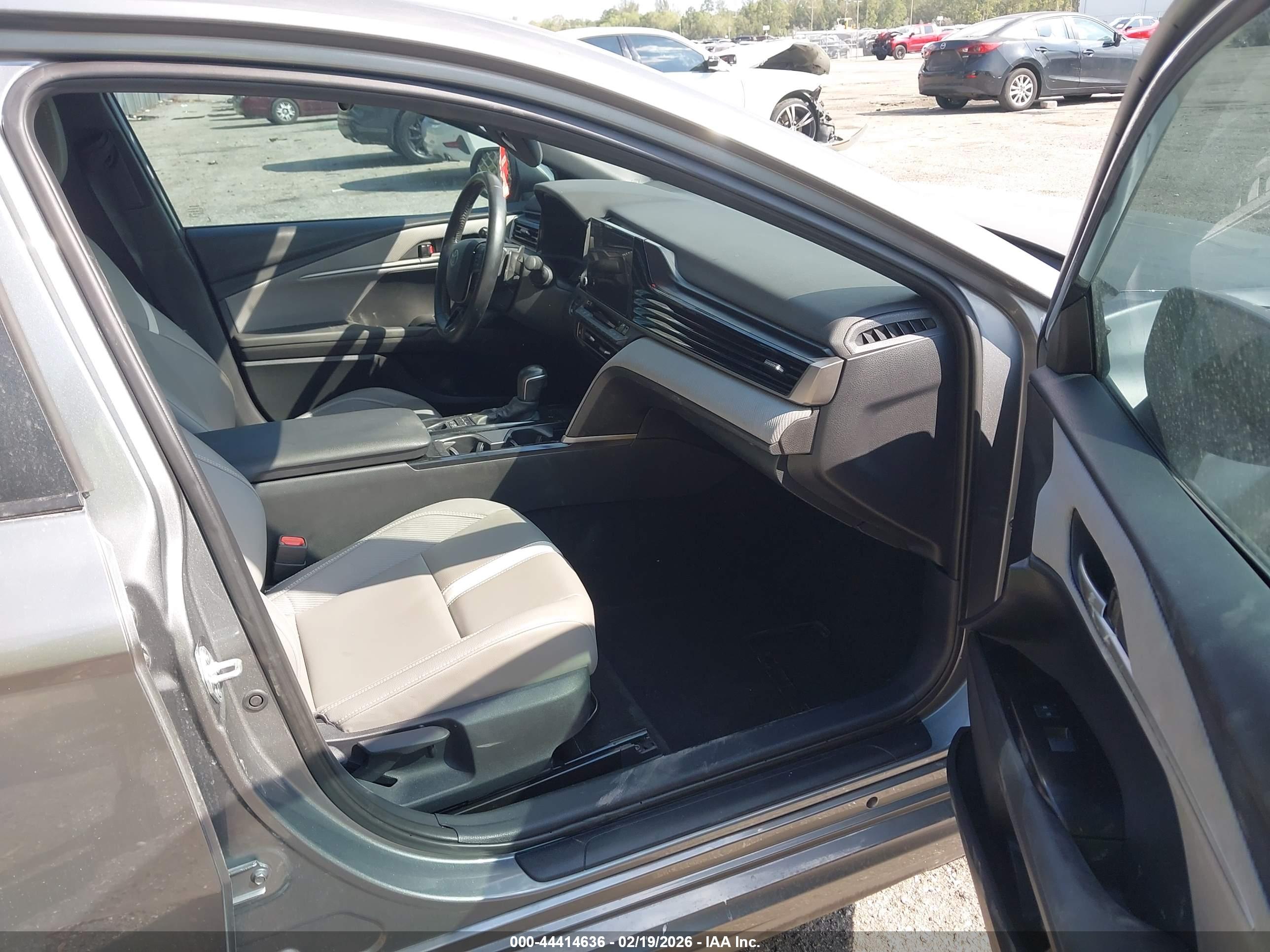 TOYOTA CAMRY image 5