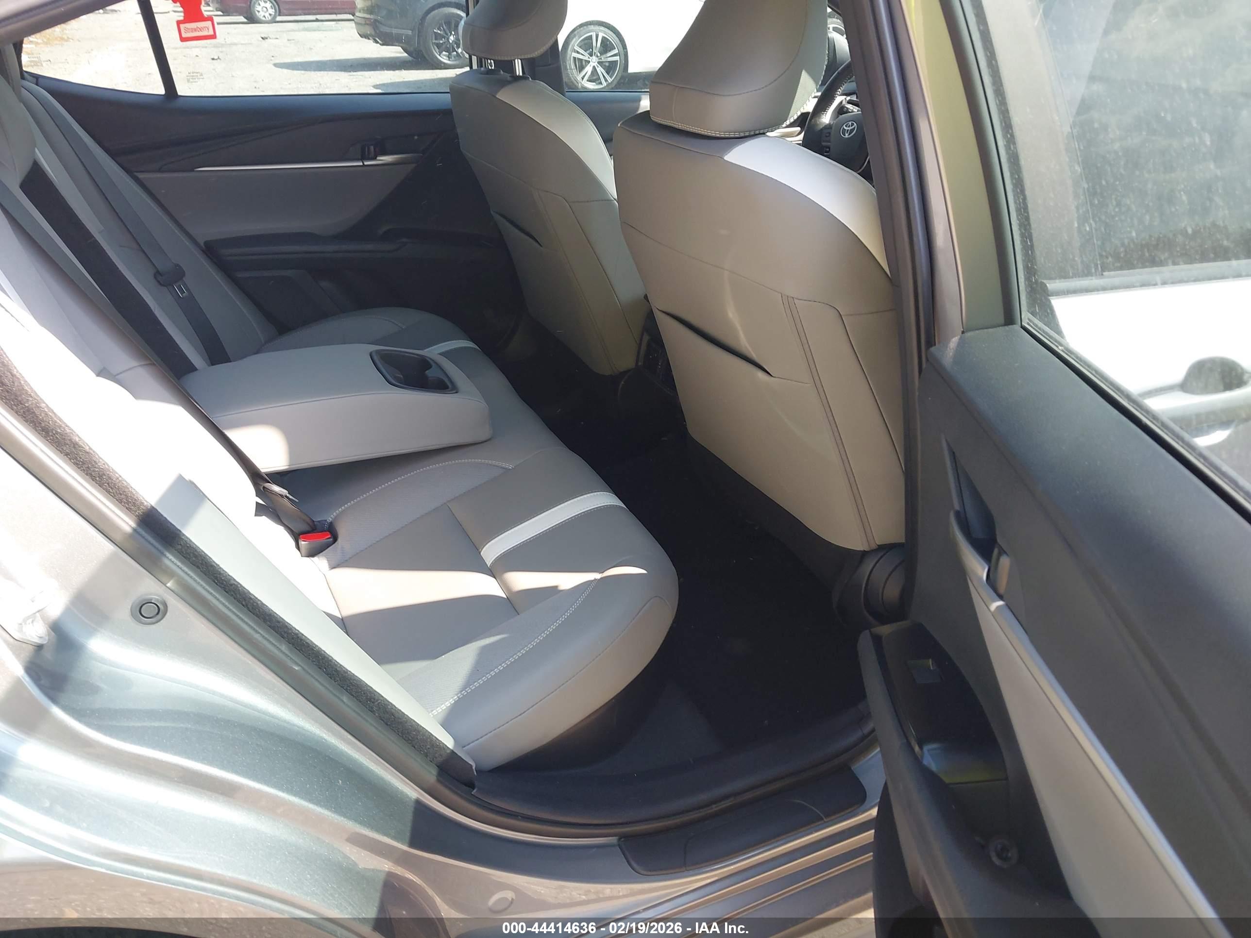 TOYOTA CAMRY image 8