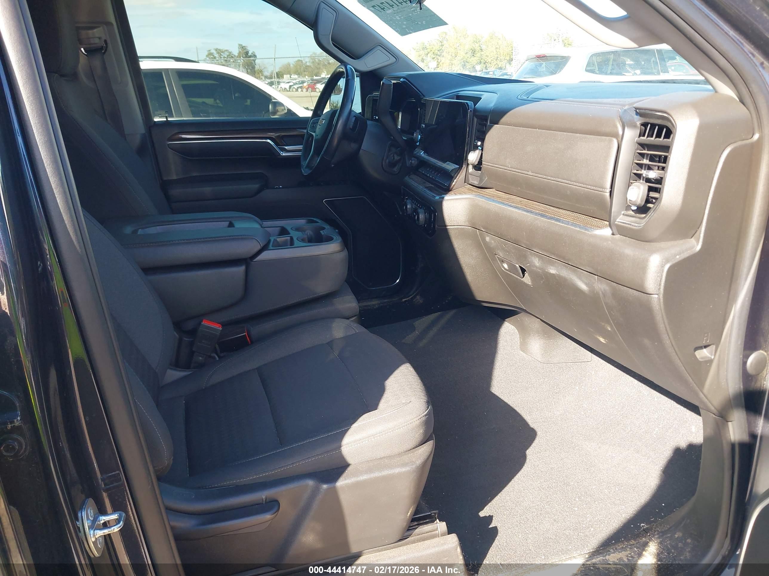 CHEVROLET SILVERADO image 5