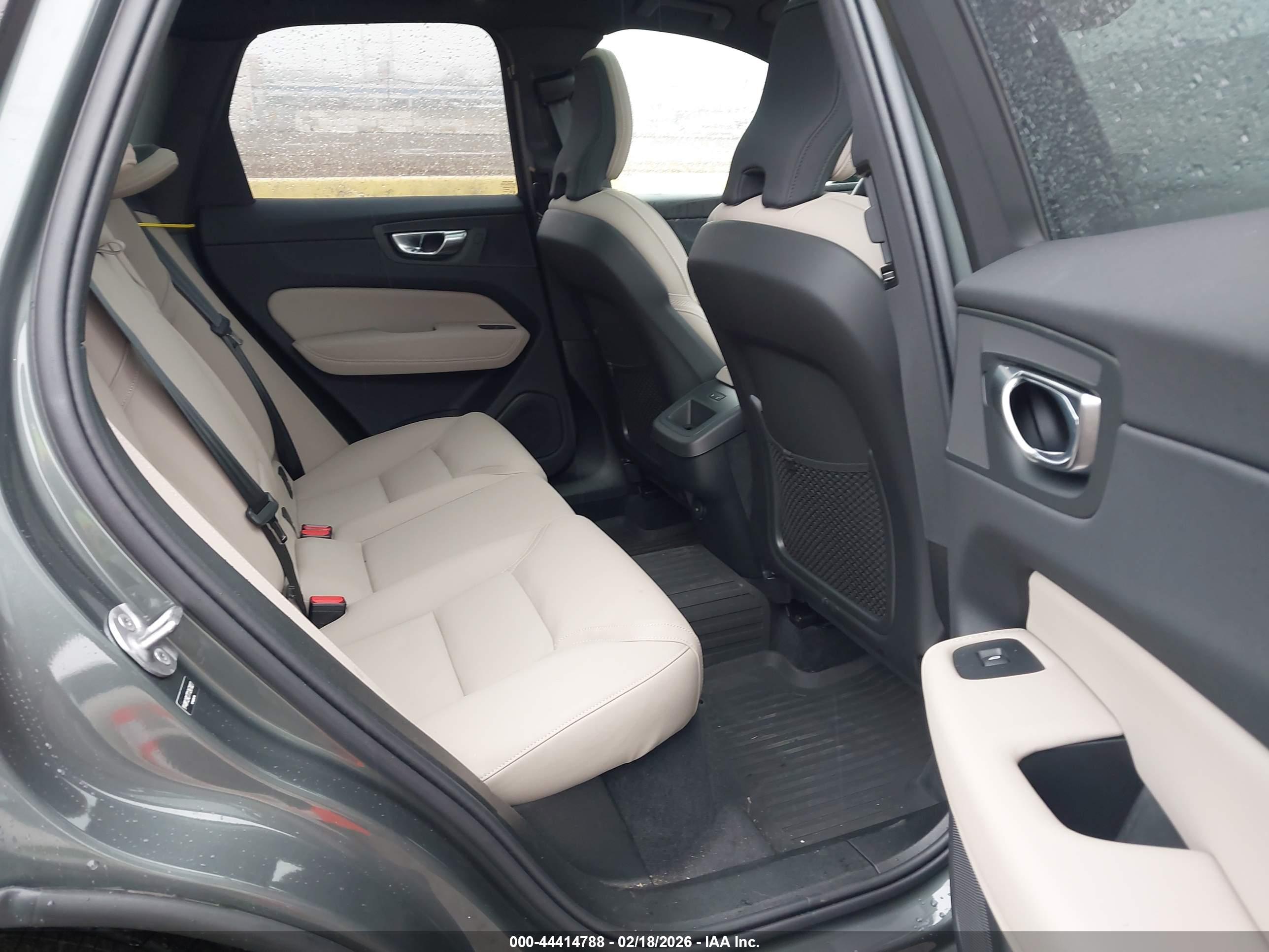 VOLVO XC60 image 8