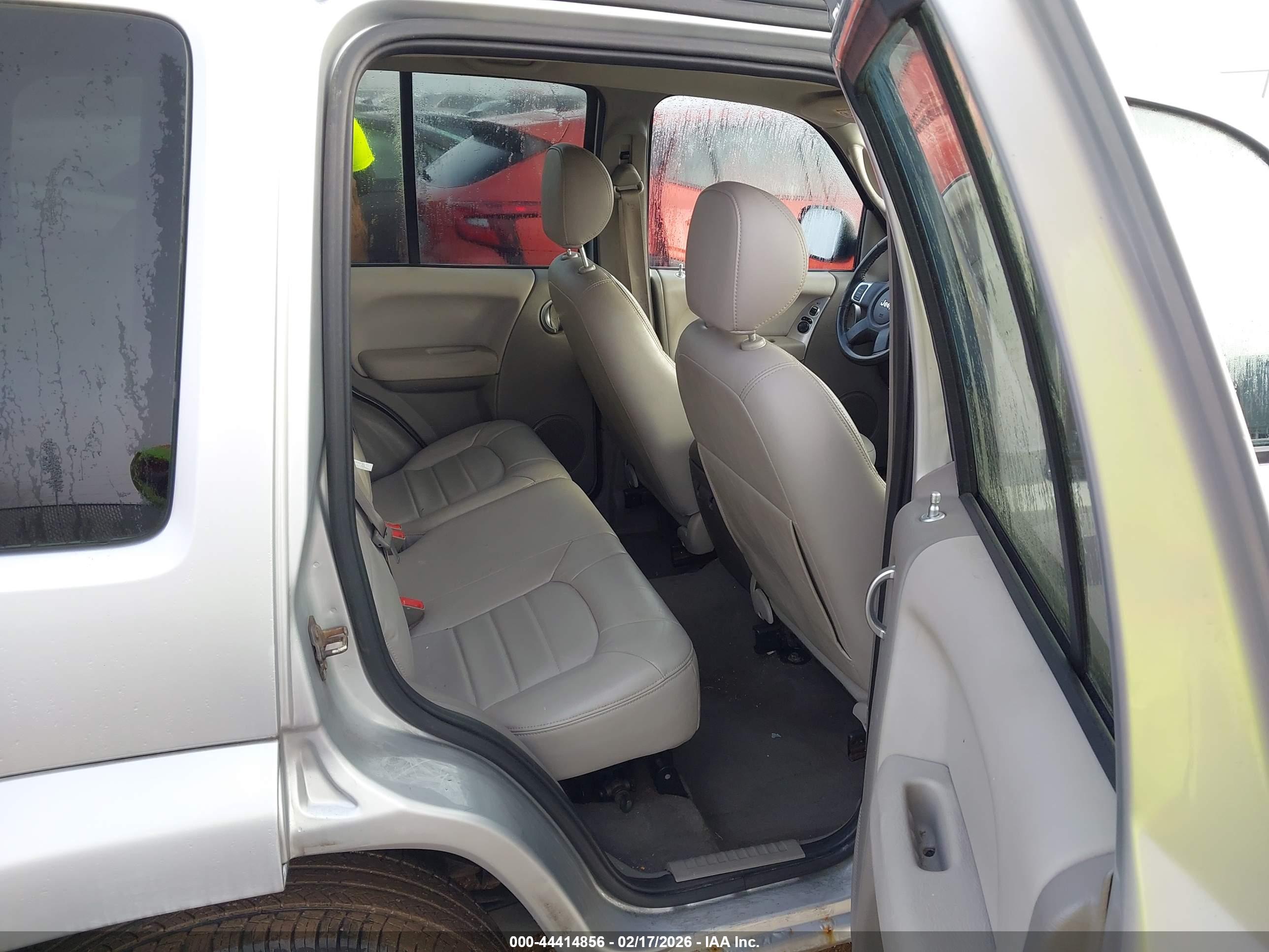 JEEP LIBERTY image 8