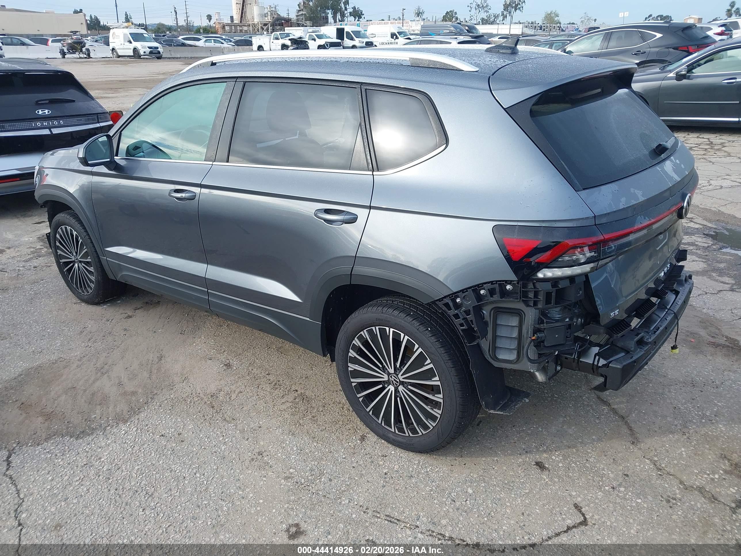 VOLKSWAGEN TAOS image 3