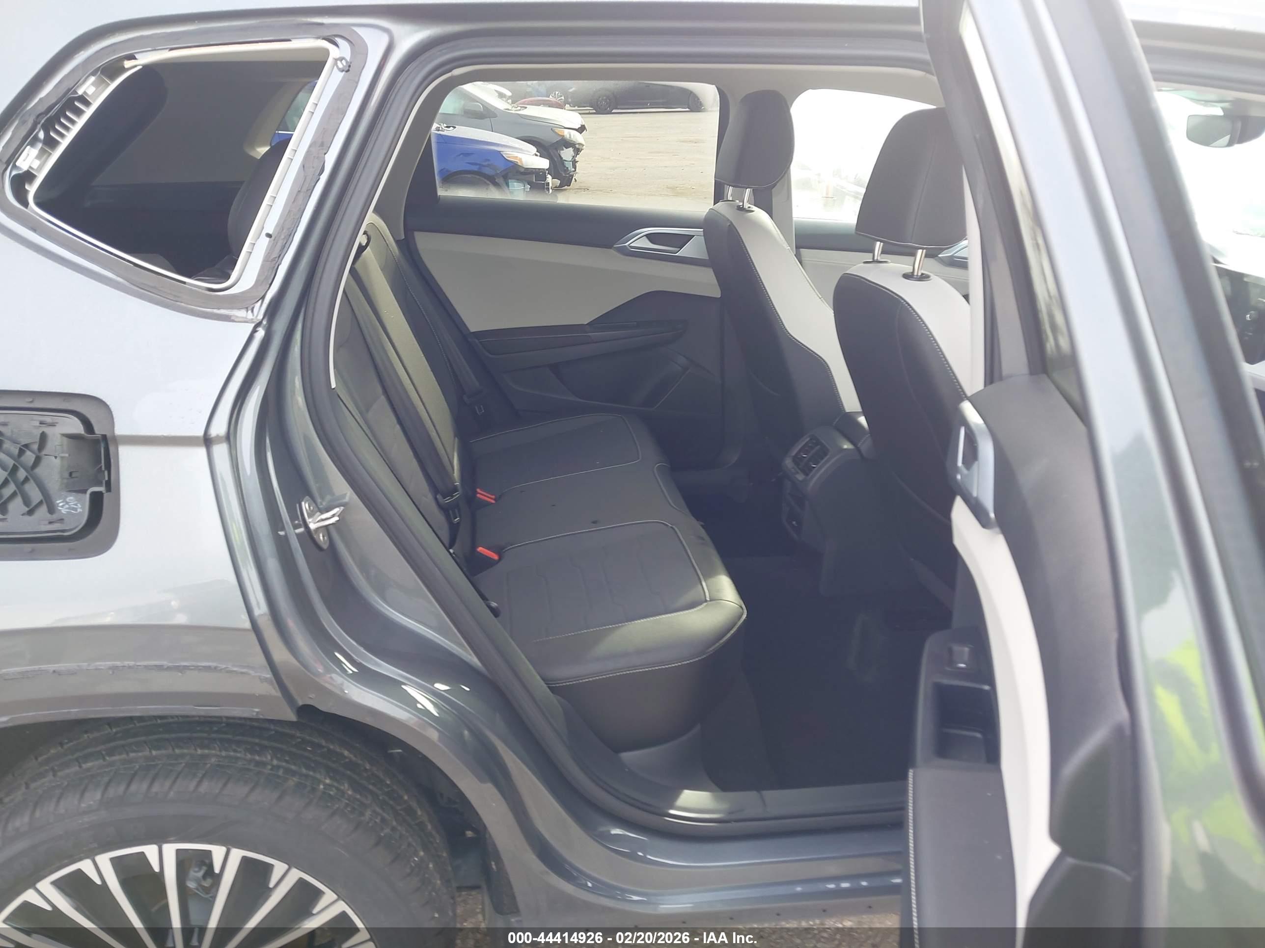 VOLKSWAGEN TAOS image 8