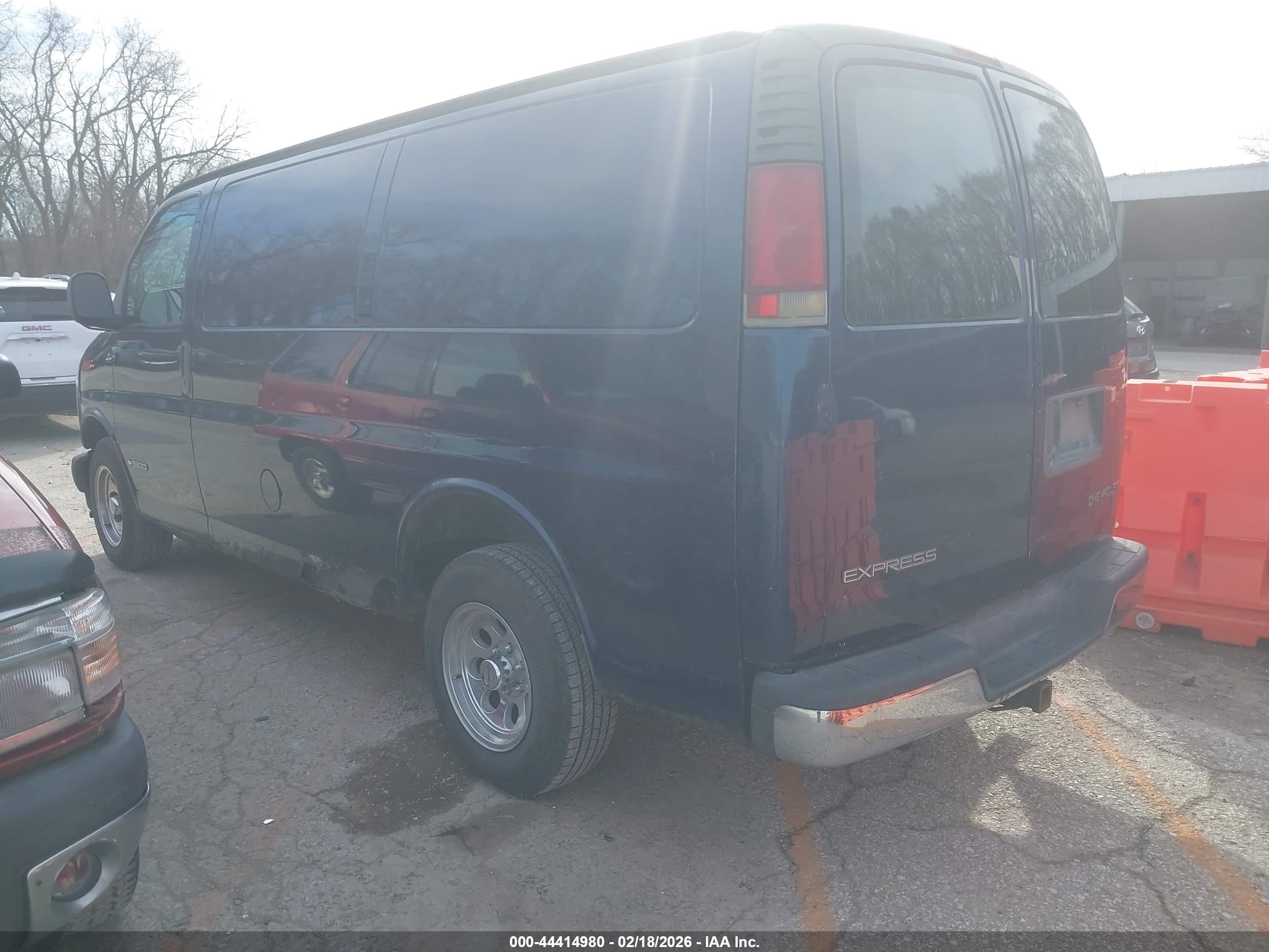 CHEVROLET EXPRESS image 3