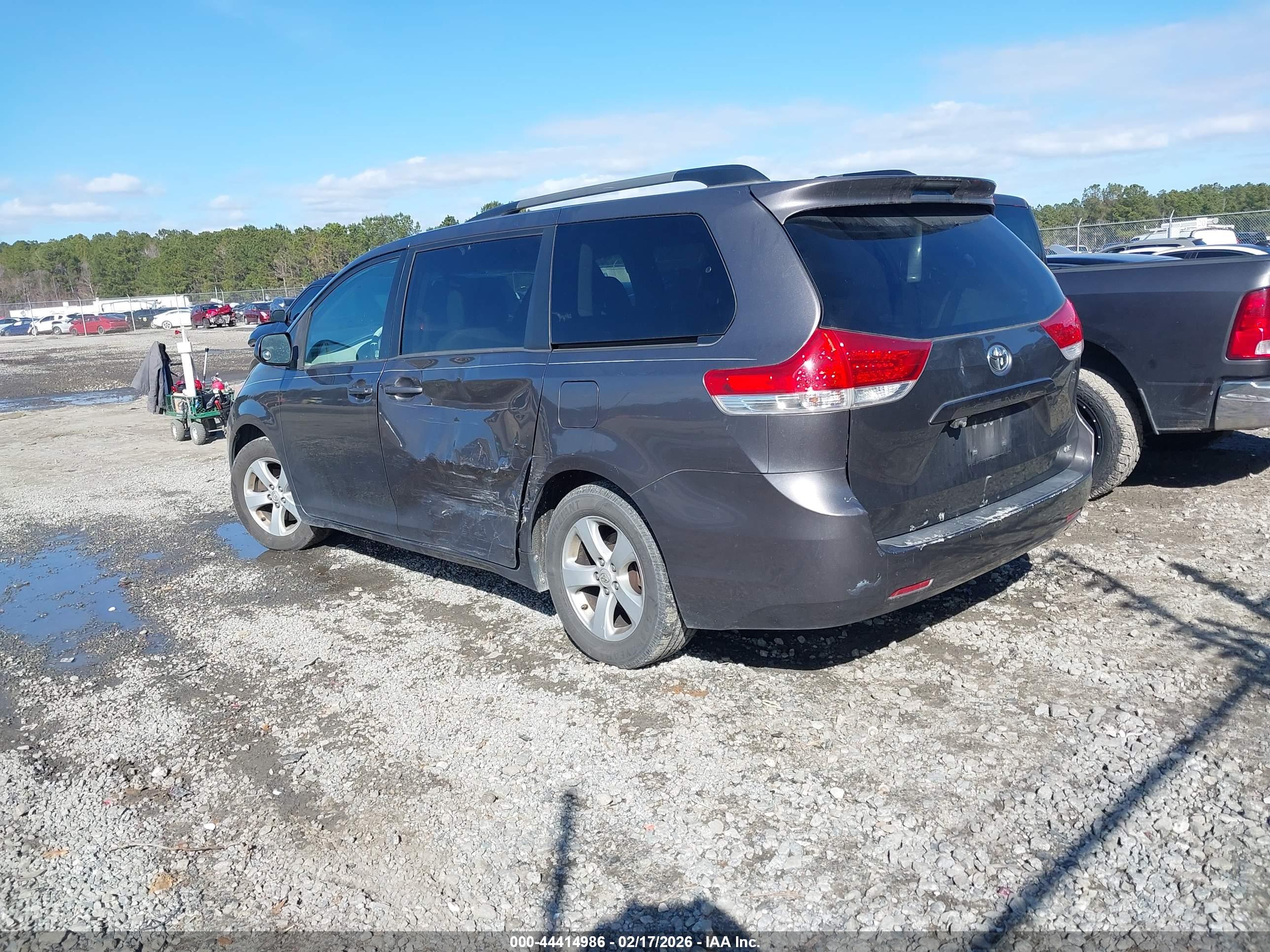 TOYOTA SIENNA image 3