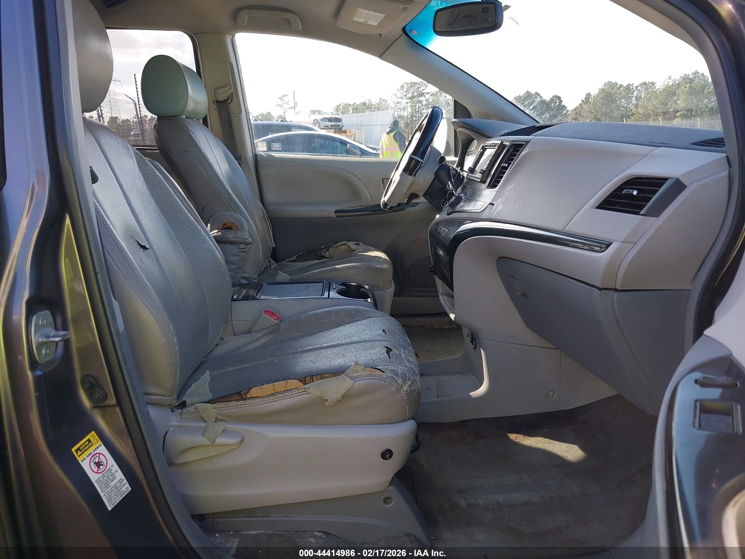 TOYOTA SIENNA image 5
