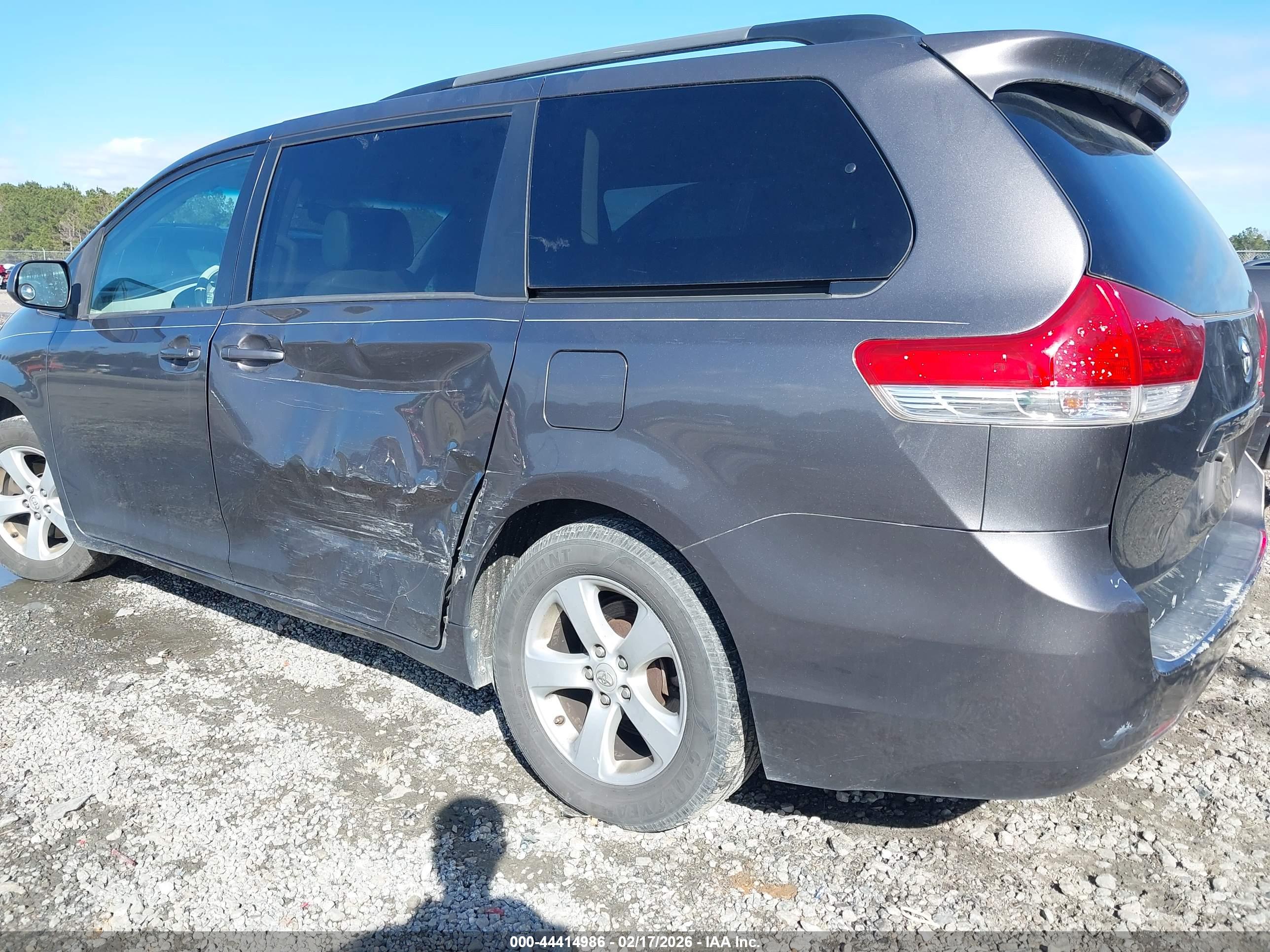 TOYOTA SIENNA image 6