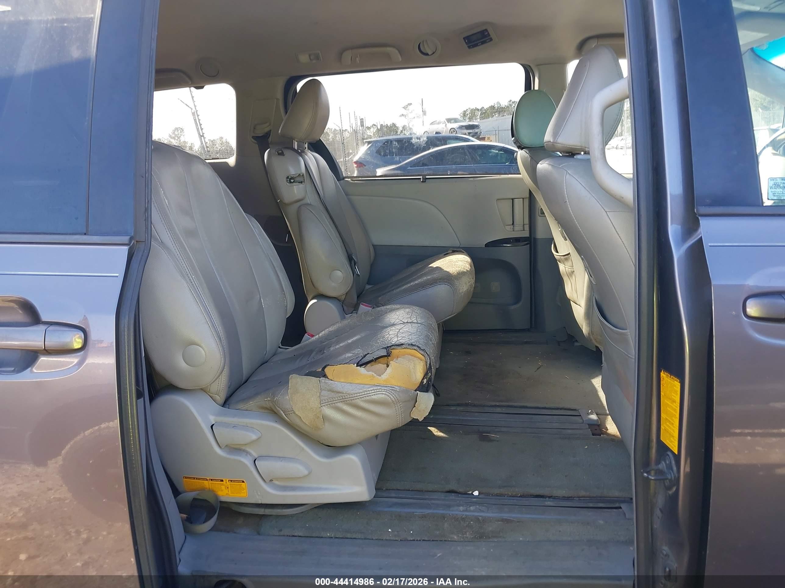 TOYOTA SIENNA image 8