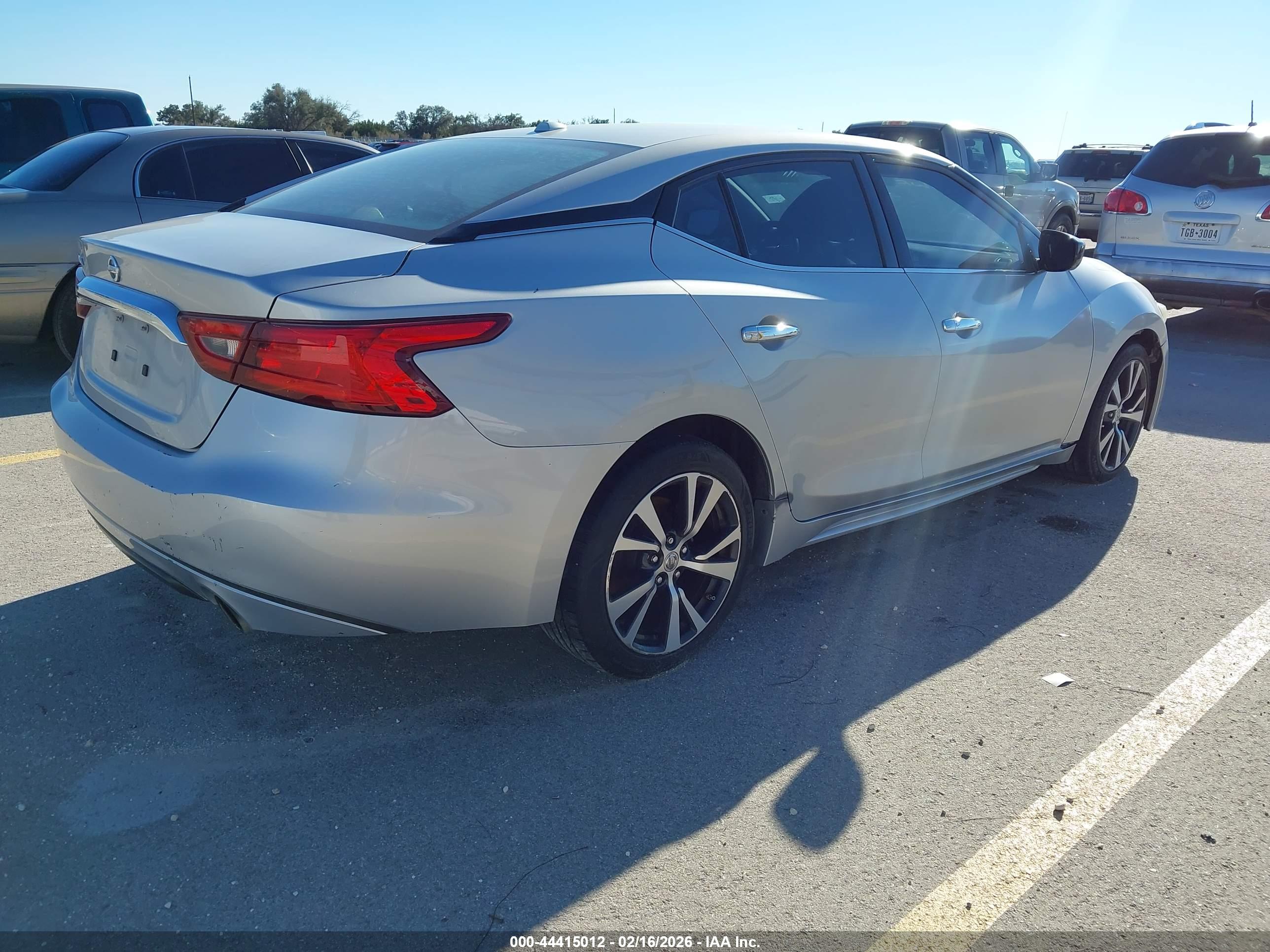NISSAN MAXIMA image 4