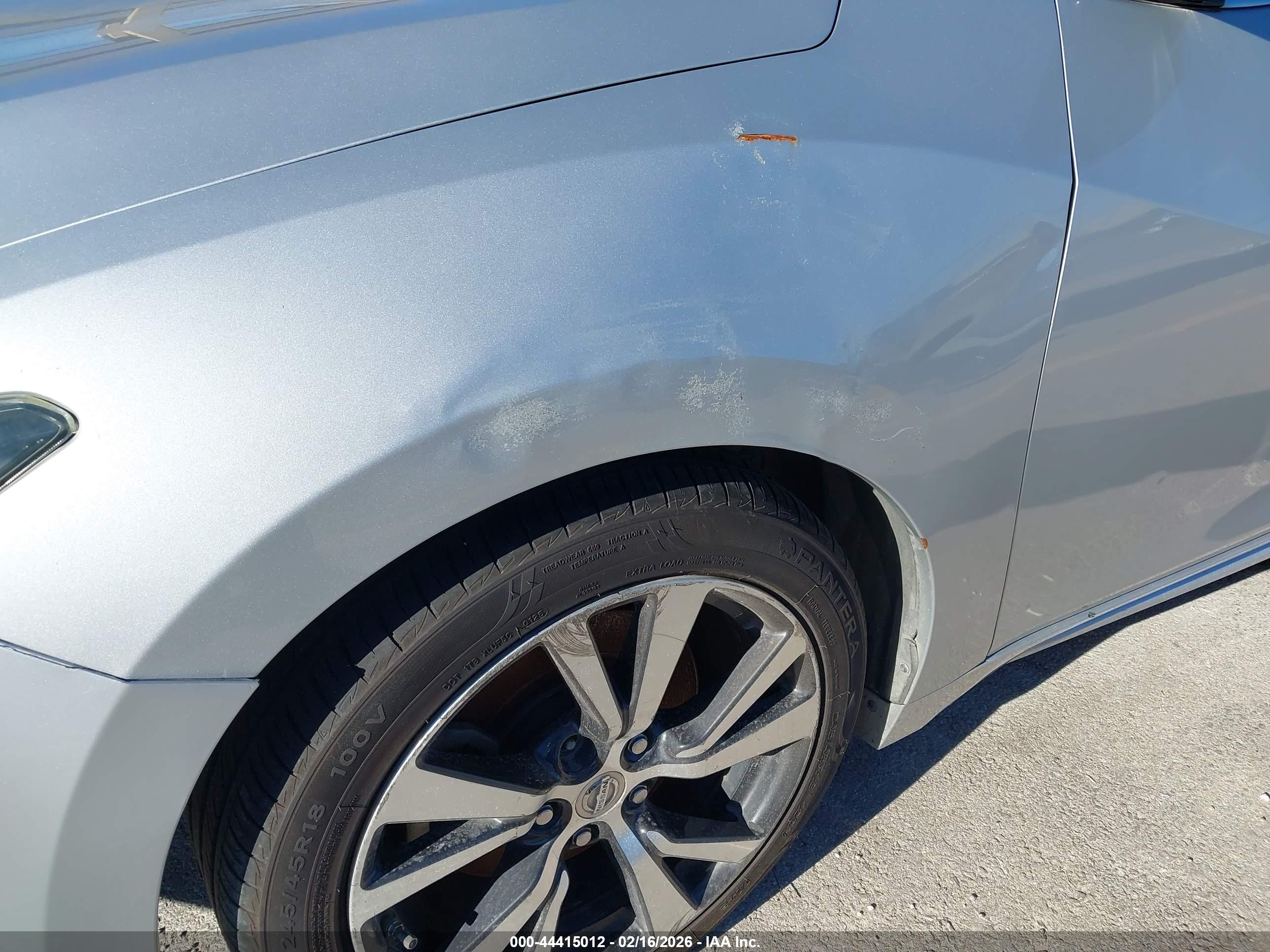 NISSAN MAXIMA image 6