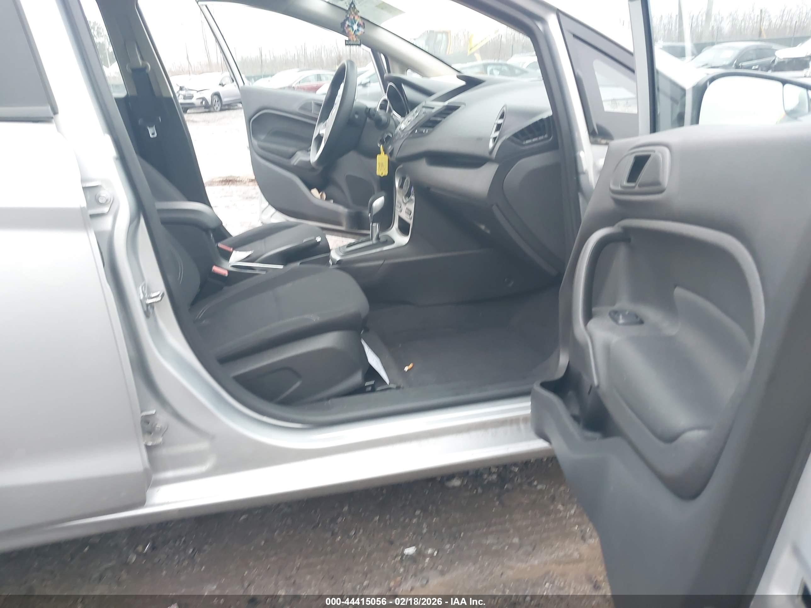 FORD FIESTA image 5