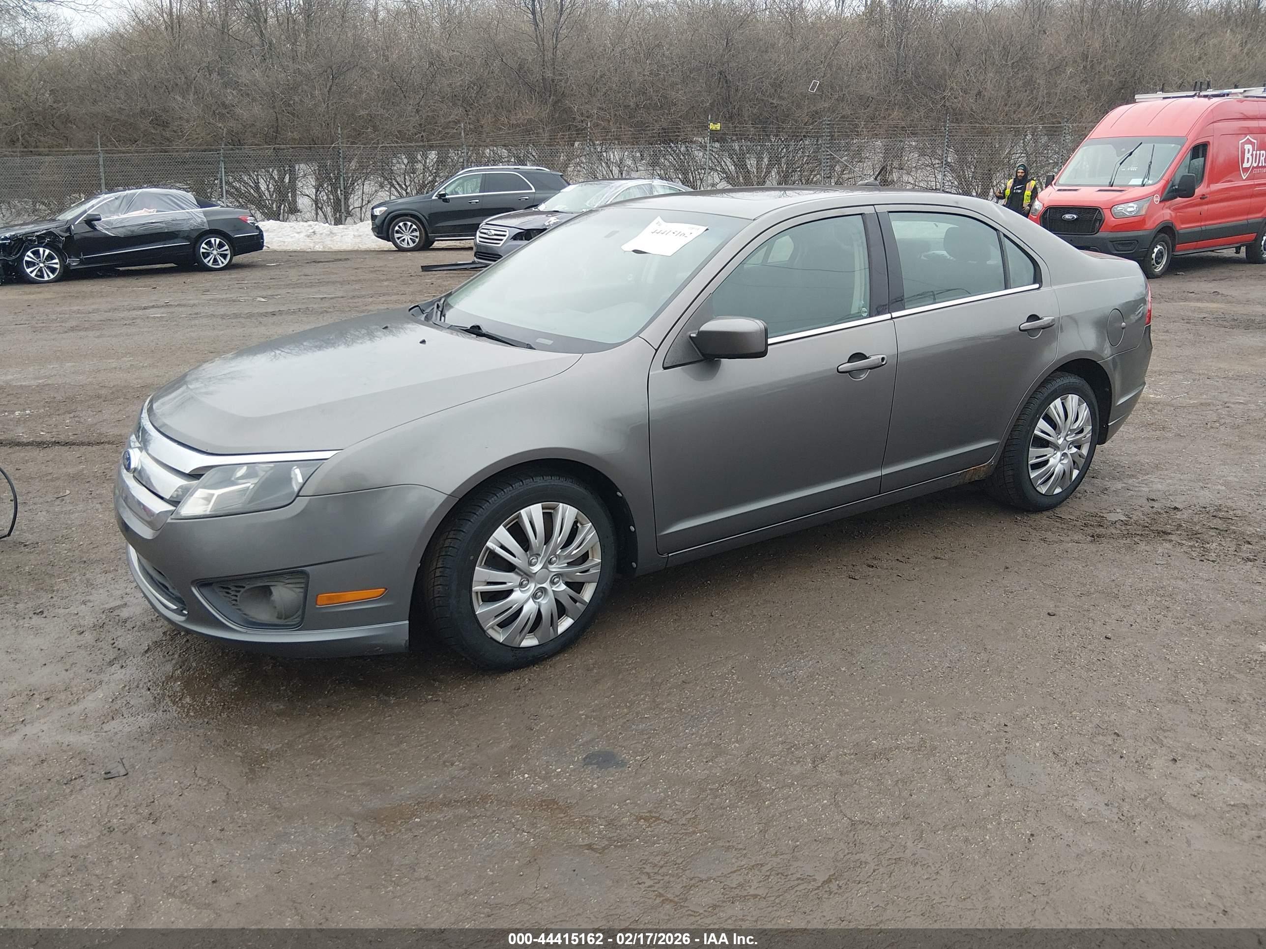 FORD FUSION image 2