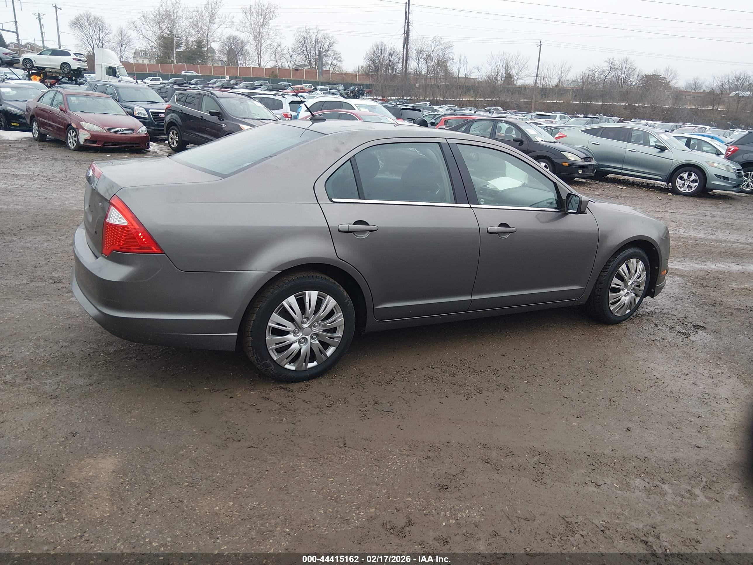 FORD FUSION image 4