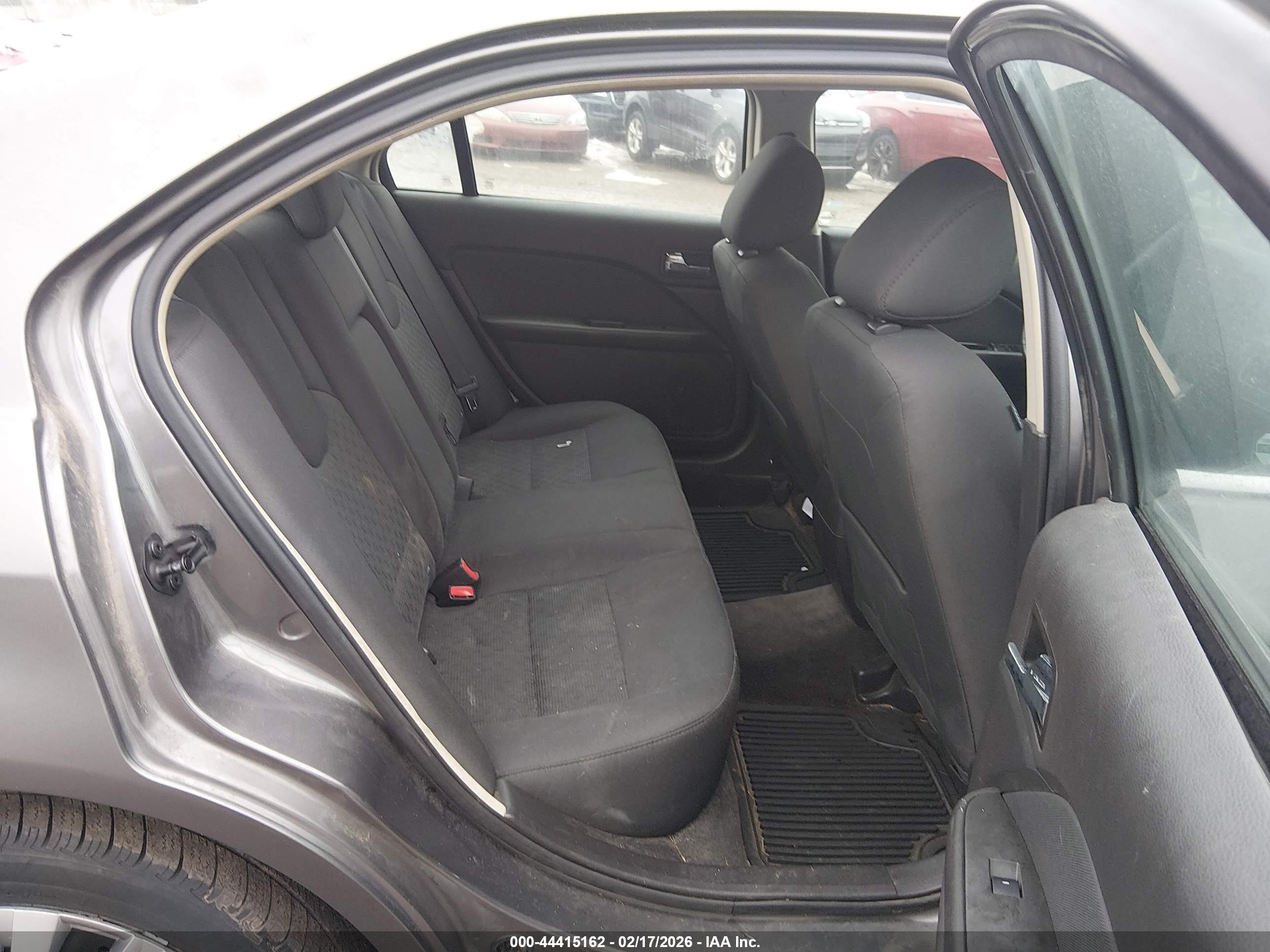 FORD FUSION image 8