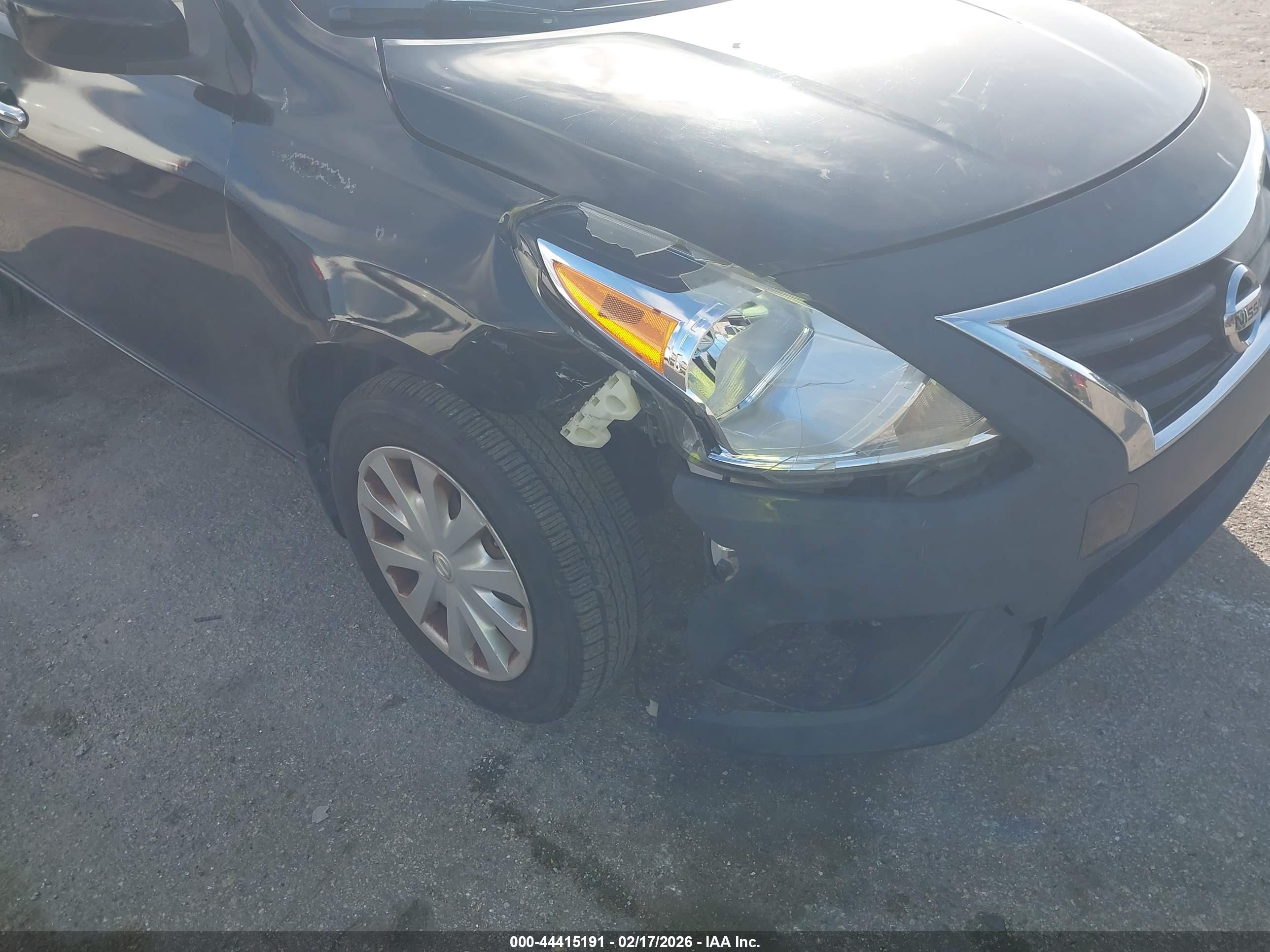 NISSAN VERSA image 6