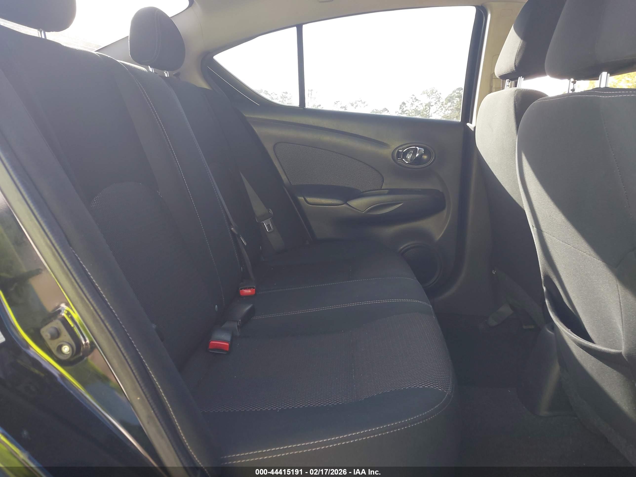 NISSAN VERSA image 8