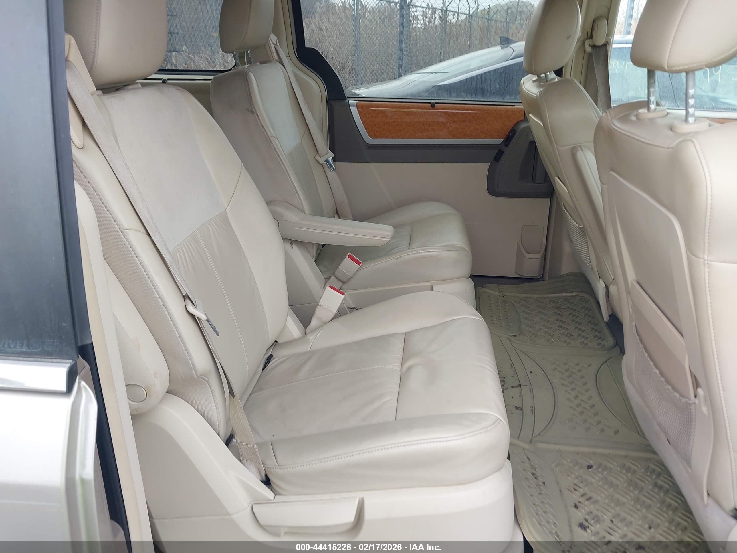 CHRYSLER TOWN image 8