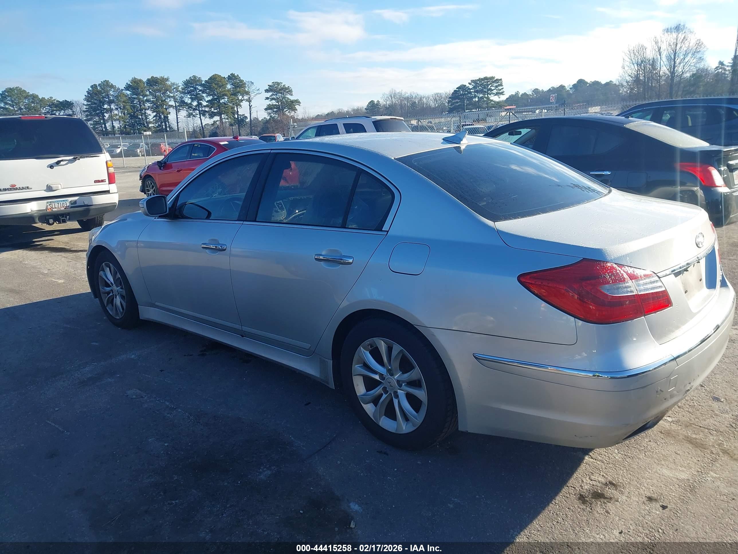 HYUNDAI GENESIS image 3
