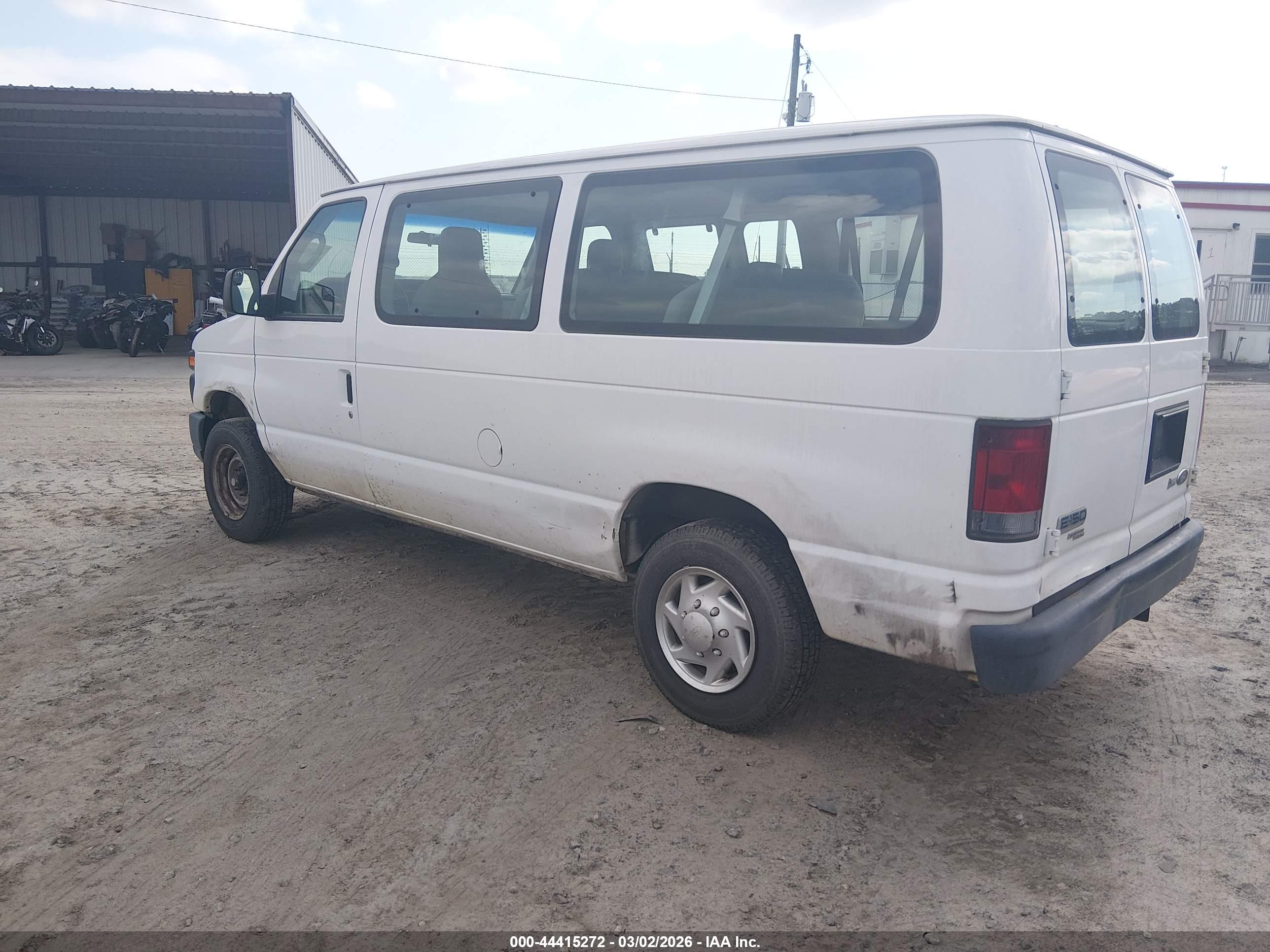 FORD E-150 image 3