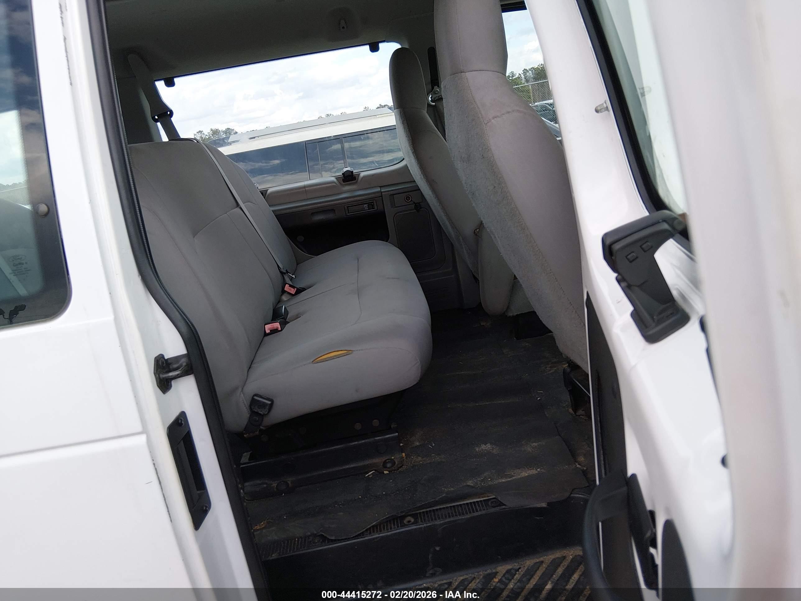 FORD E-150 image 8
