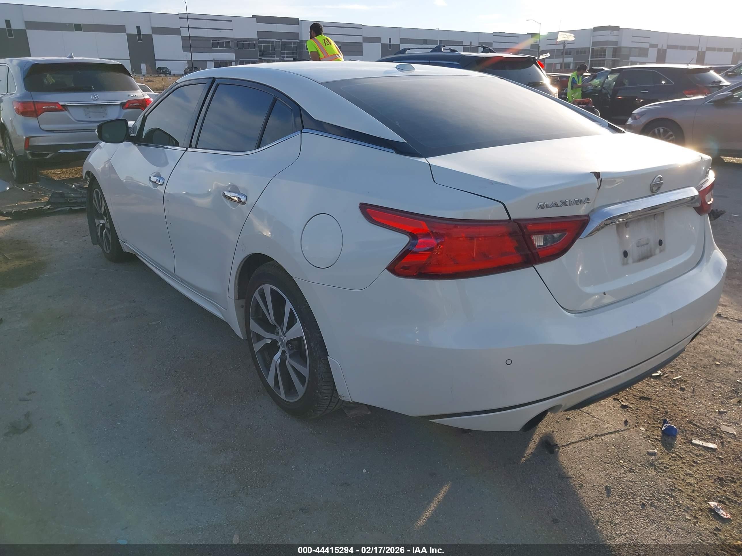 NISSAN MAXIMA image 3