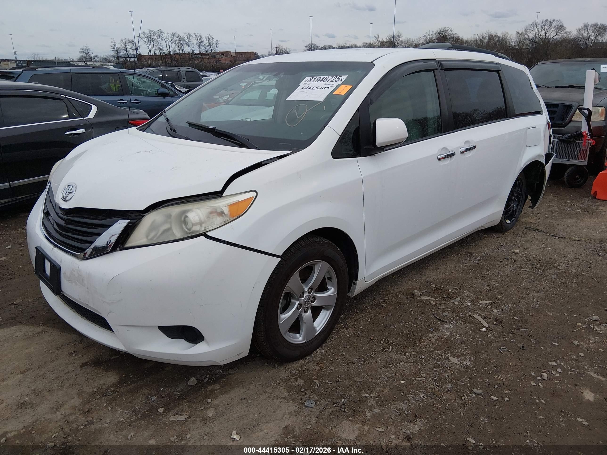 TOYOTA SIENNA image 2