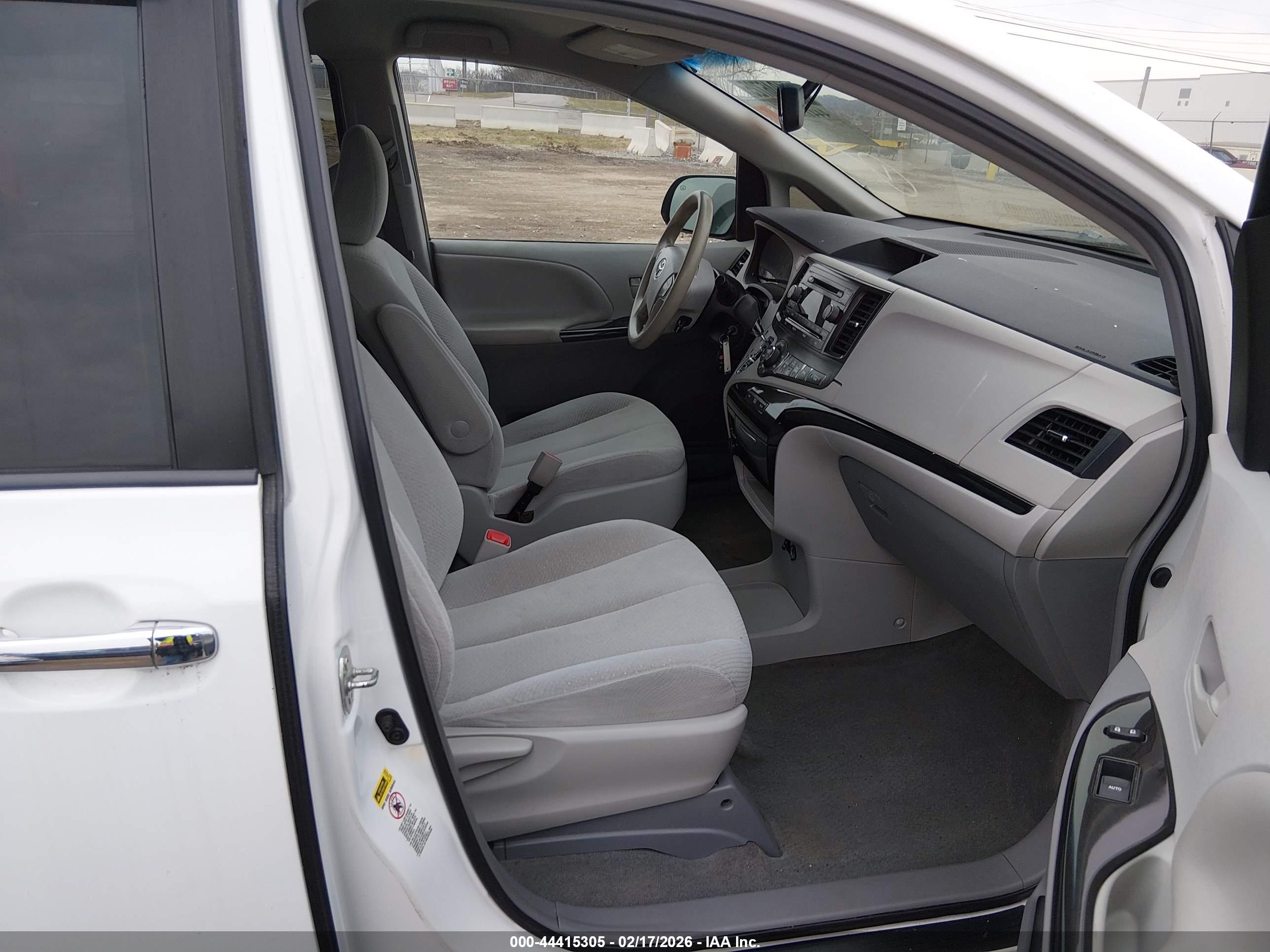 TOYOTA SIENNA image 5