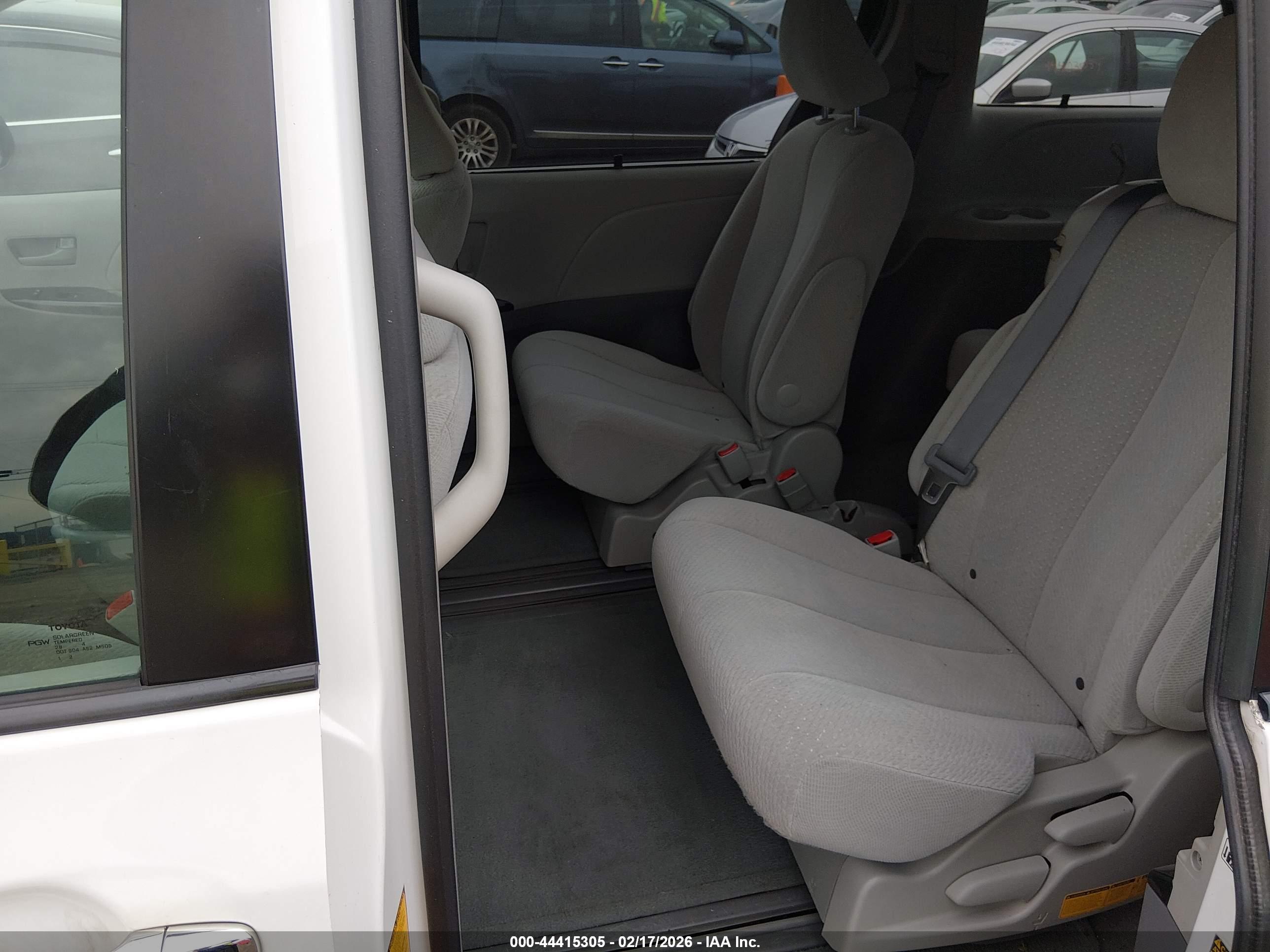TOYOTA SIENNA image 8