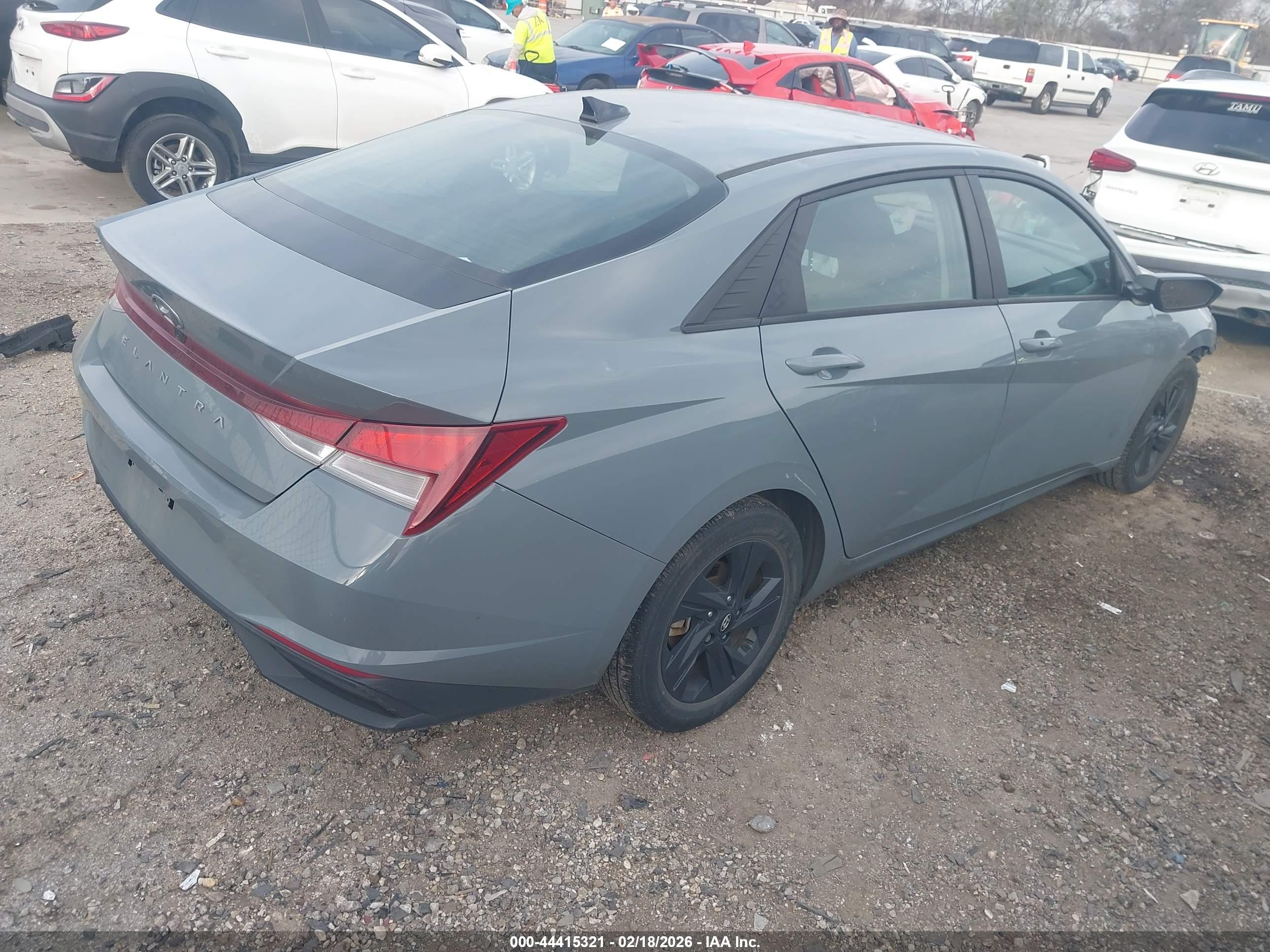 HYUNDAI ELANTRA image 4