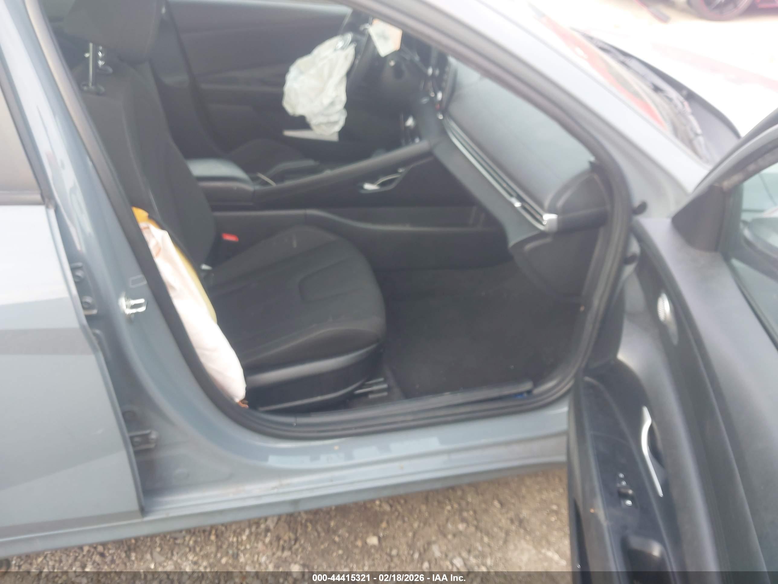 HYUNDAI ELANTRA image 5