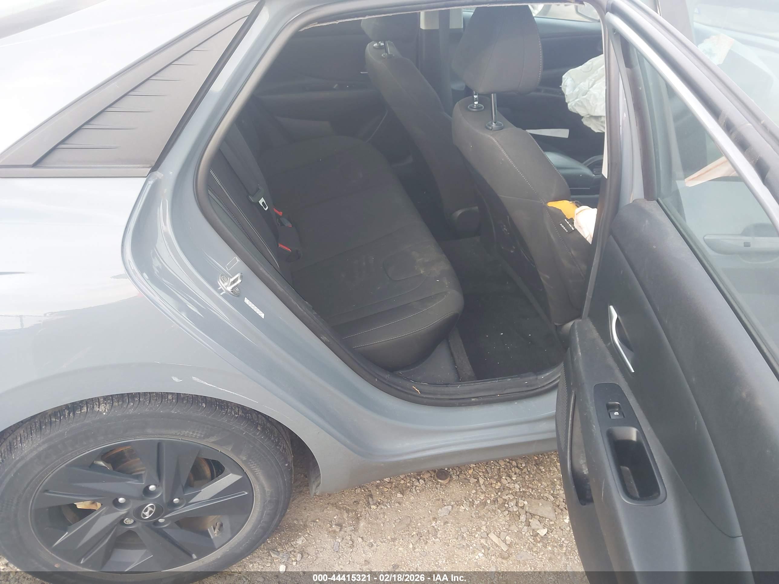 HYUNDAI ELANTRA image 8