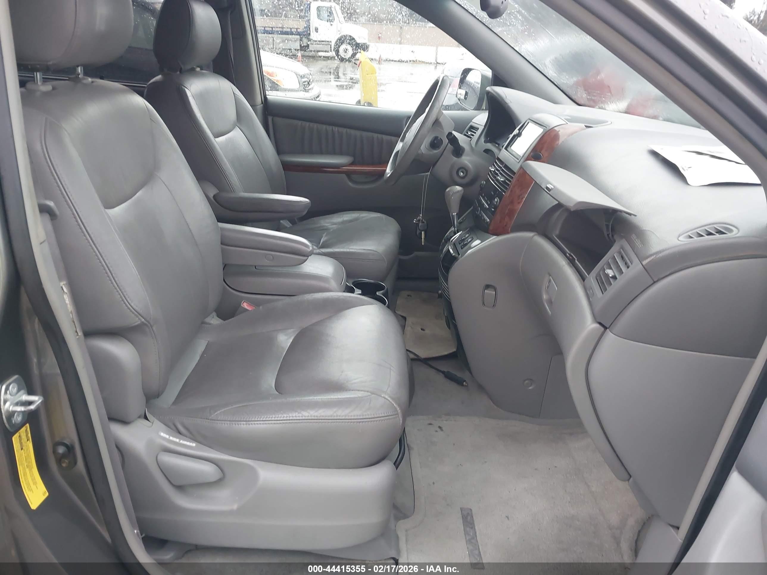 TOYOTA SIENNA image 5