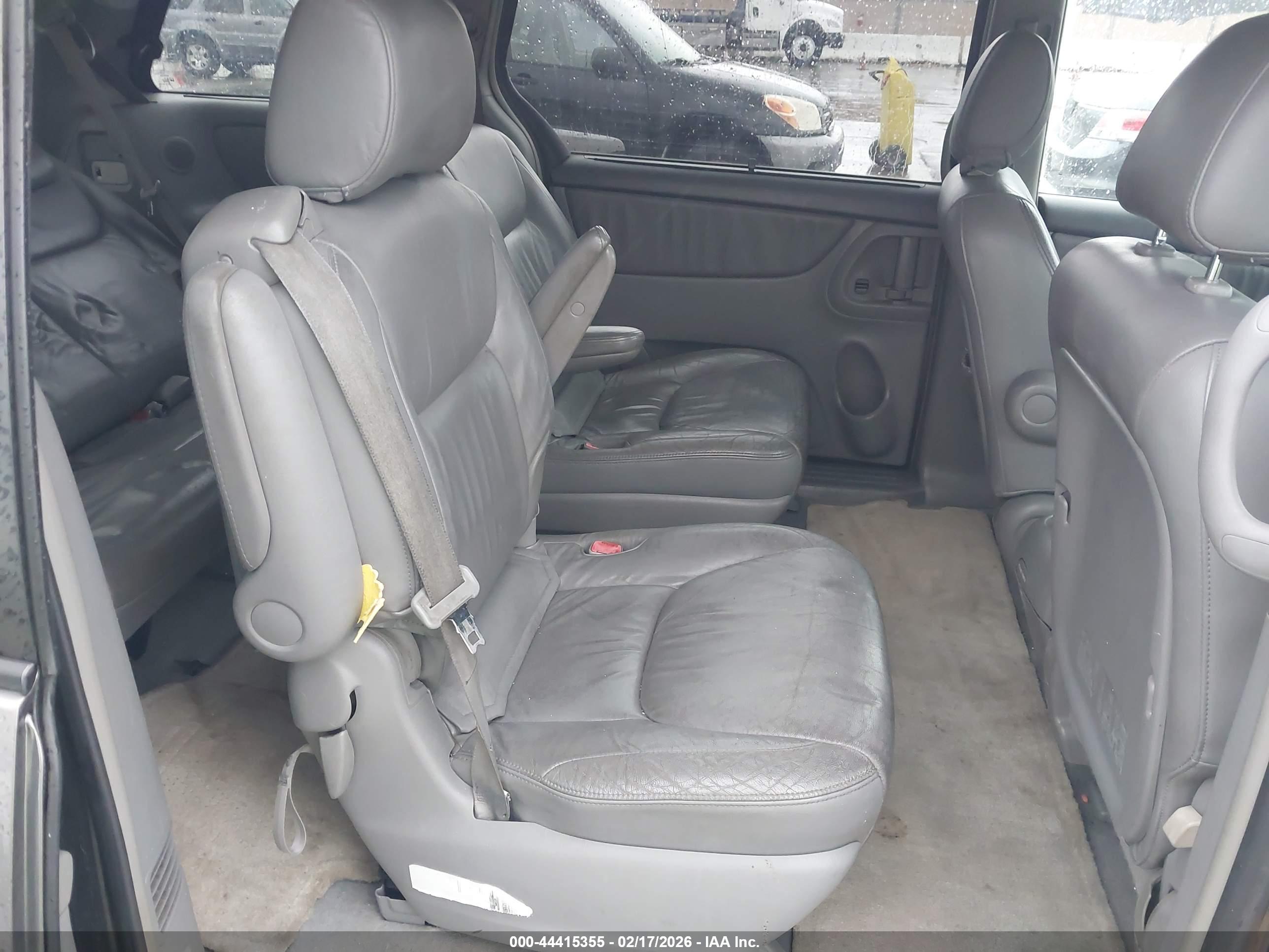 TOYOTA SIENNA image 8