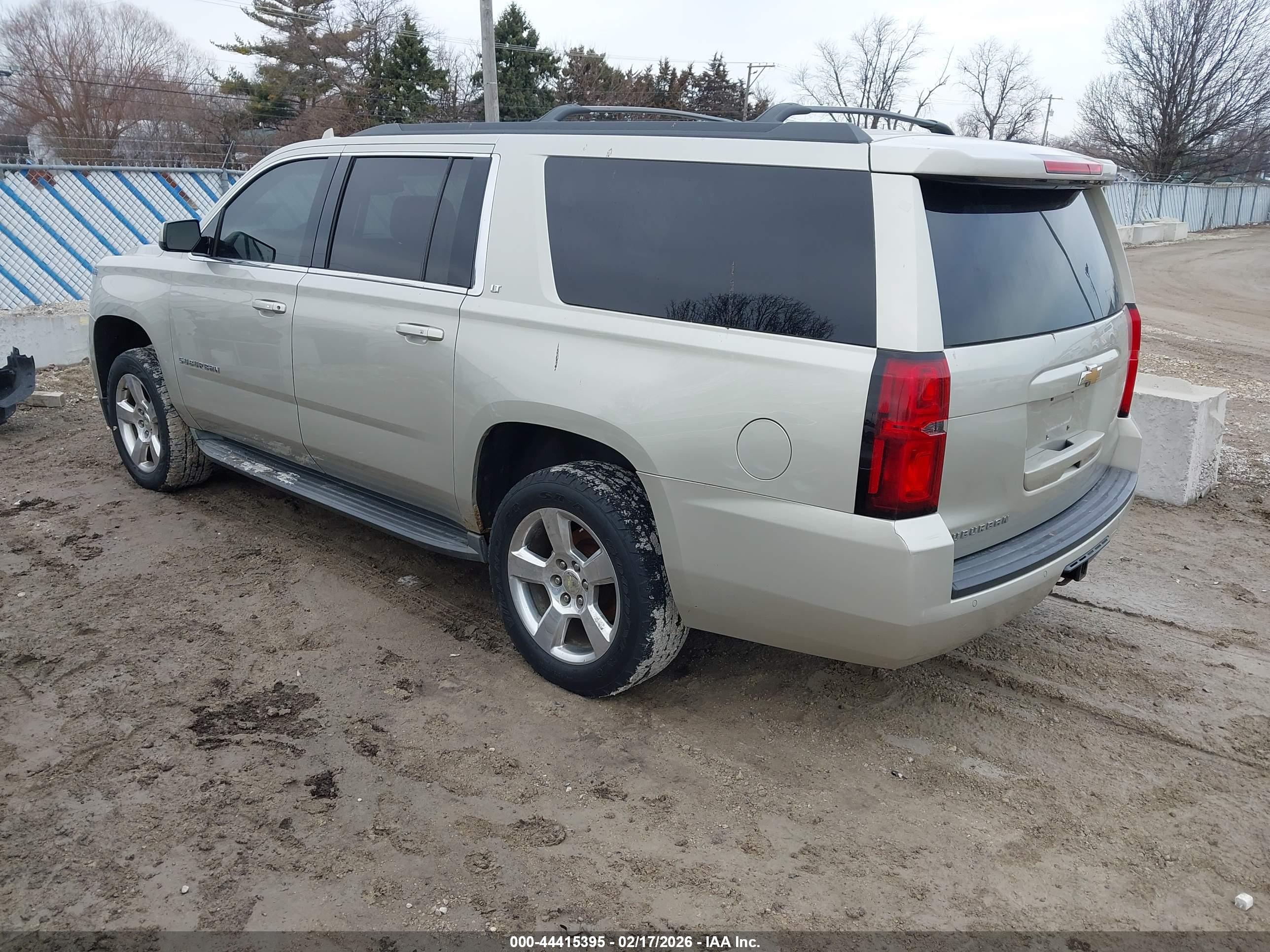 CHEVROLET SUBURBAN image 3