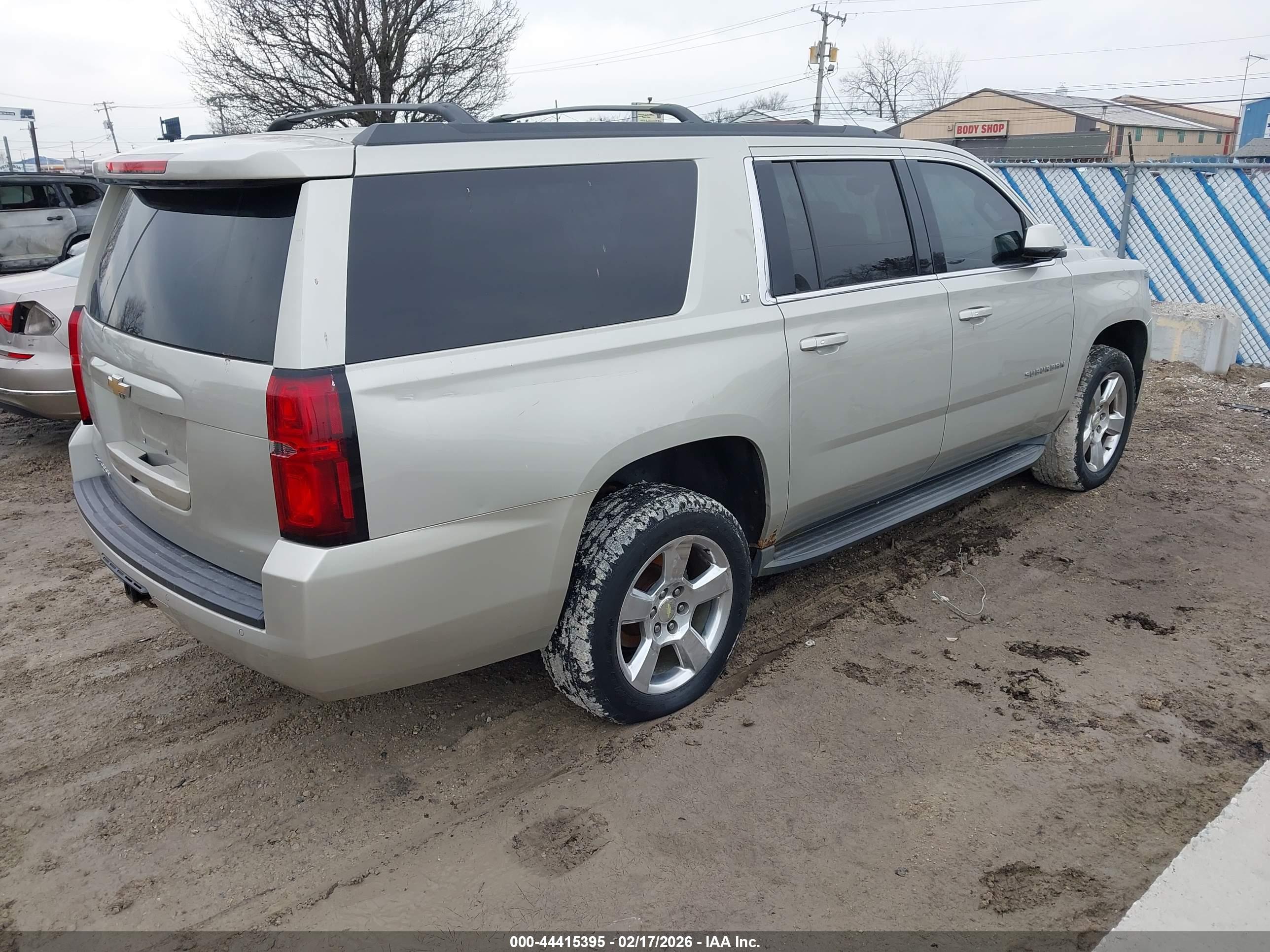 CHEVROLET SUBURBAN image 4