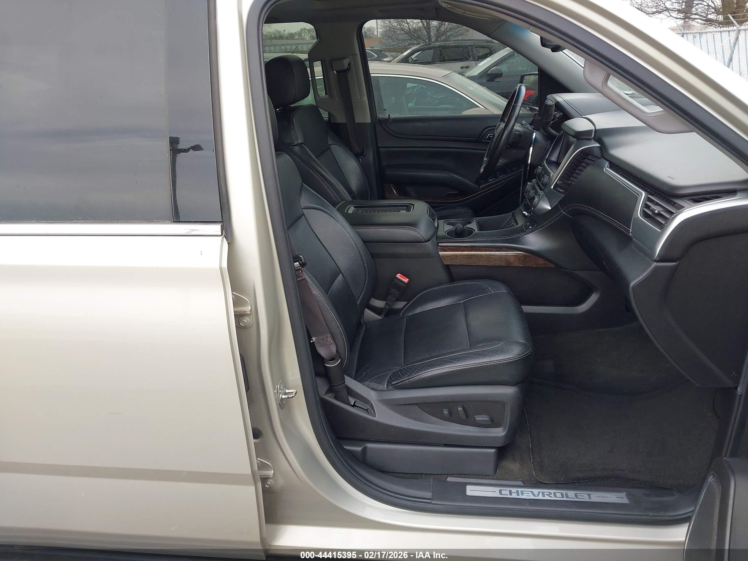 CHEVROLET SUBURBAN image 5