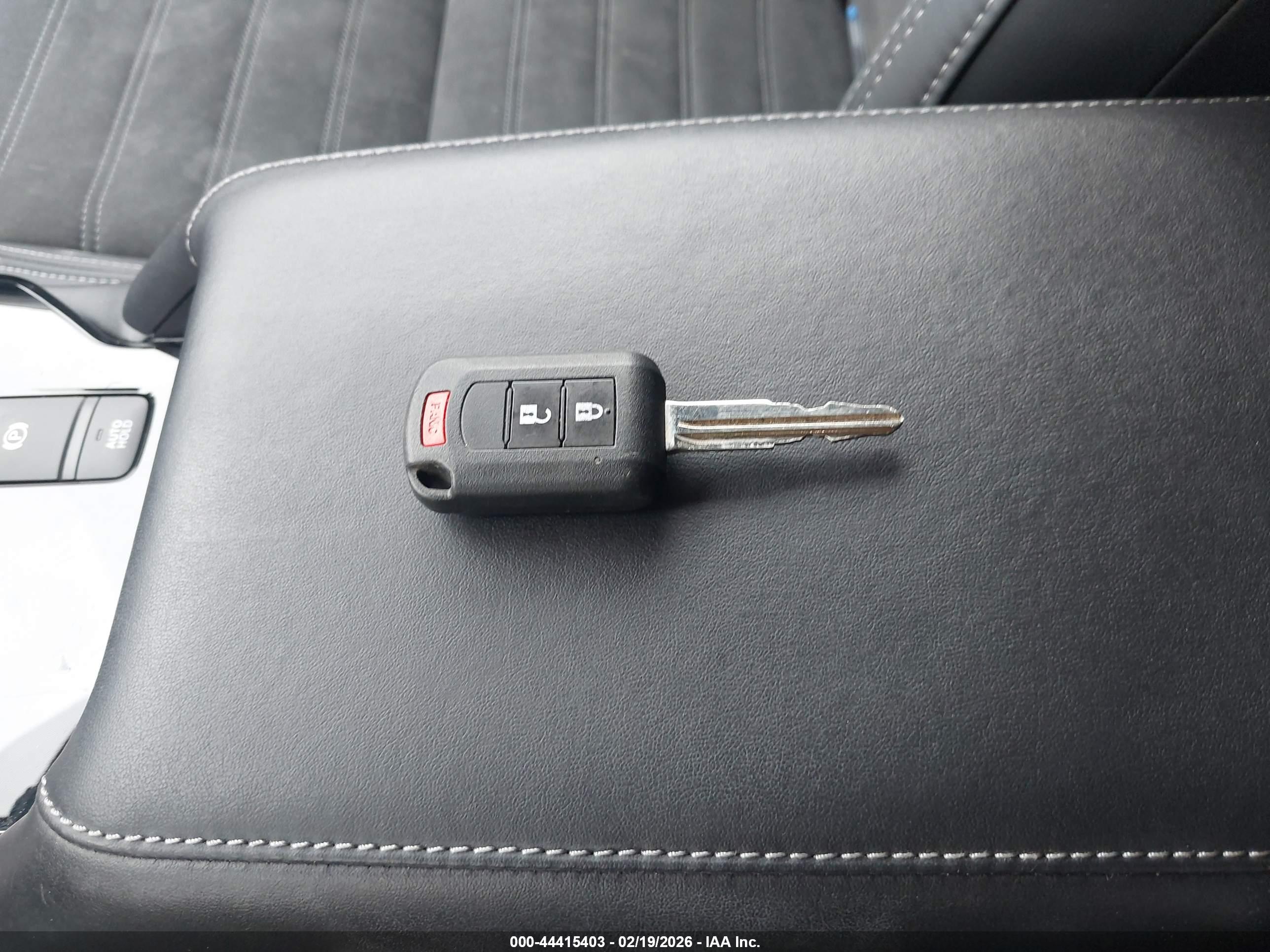 MITSUBISHI OUTLANDER image 11