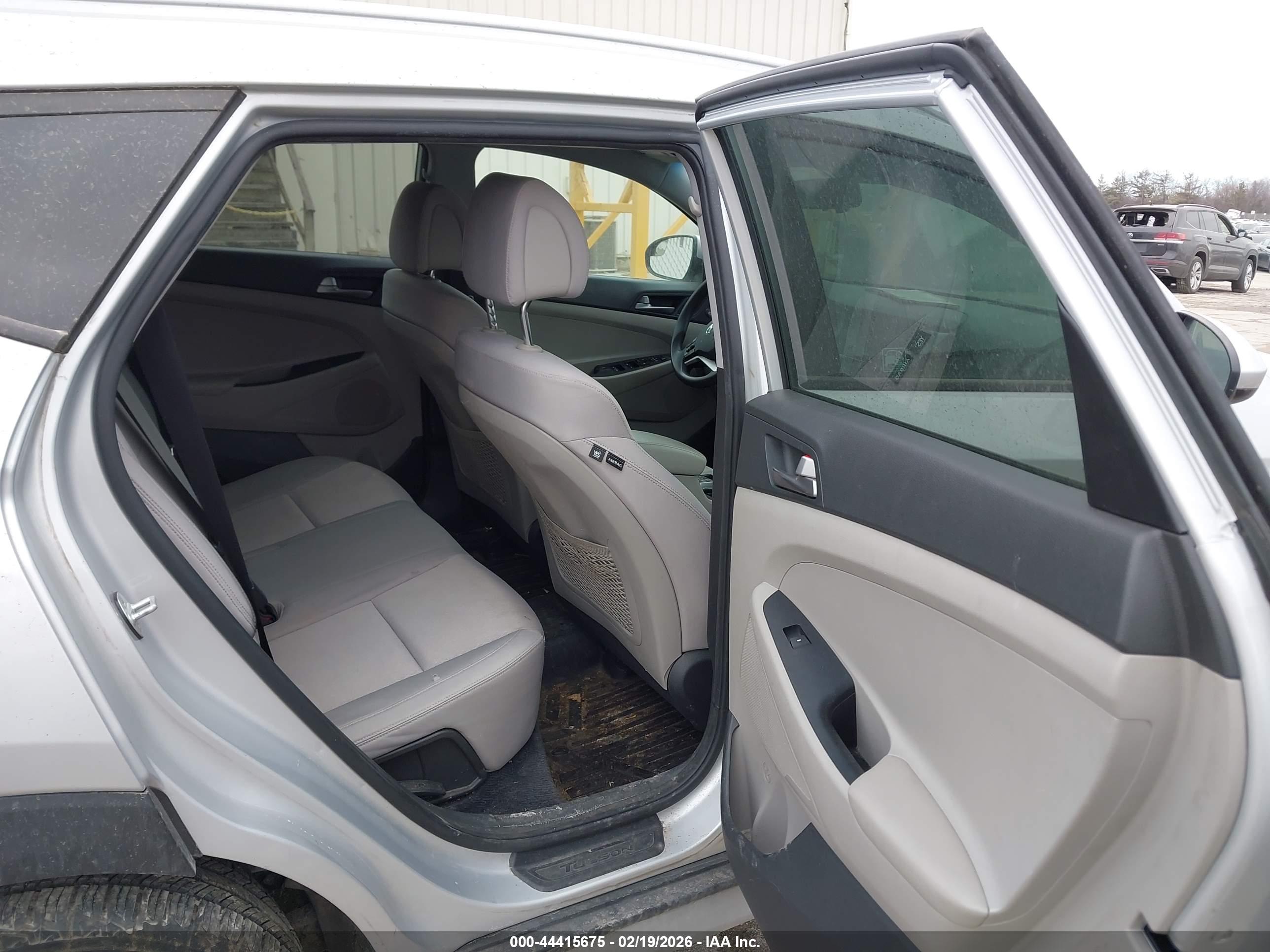 HYUNDAI TUCSON image 8