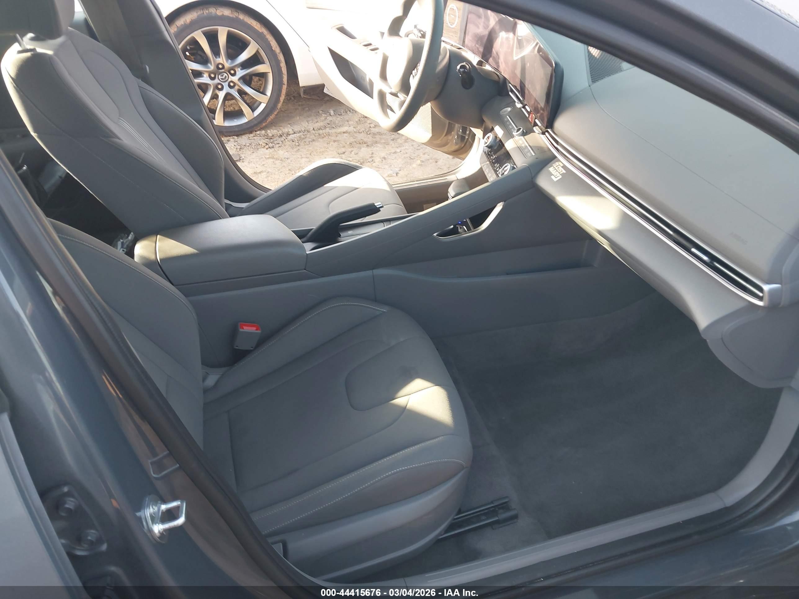 HYUNDAI ELANTRA image 5