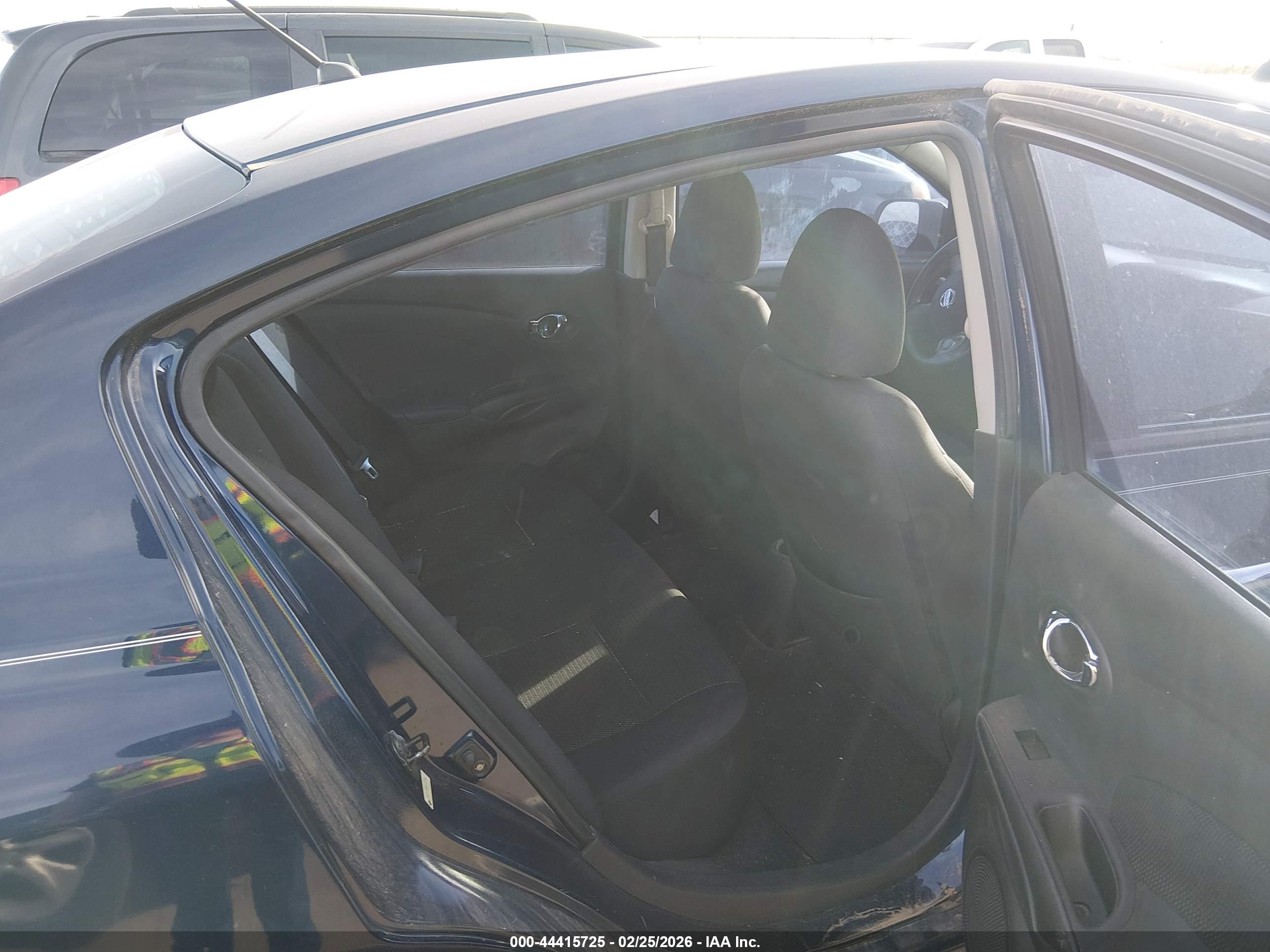 NISSAN VERSA image 8
