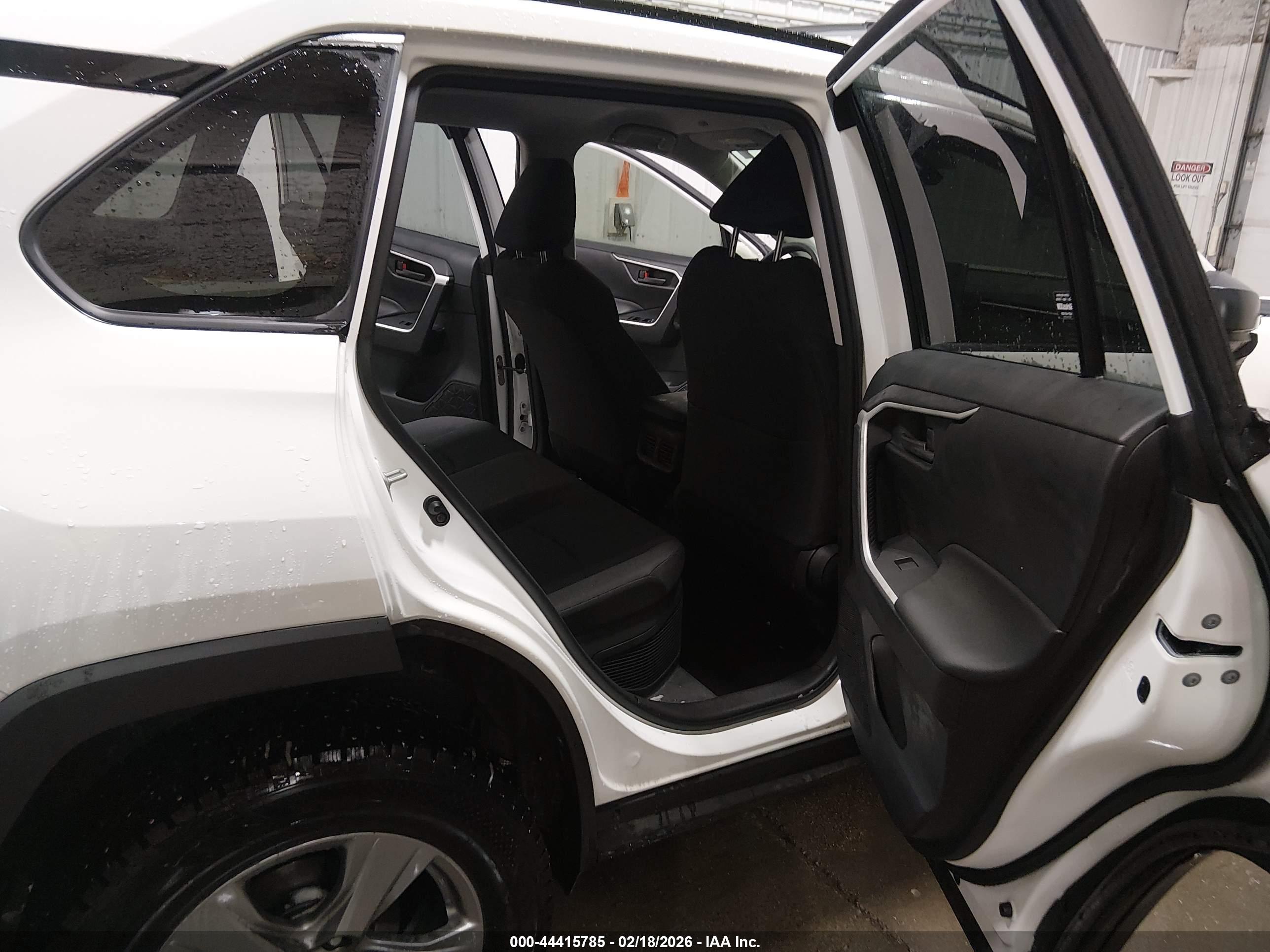 TOYOTA RAV4 image 8