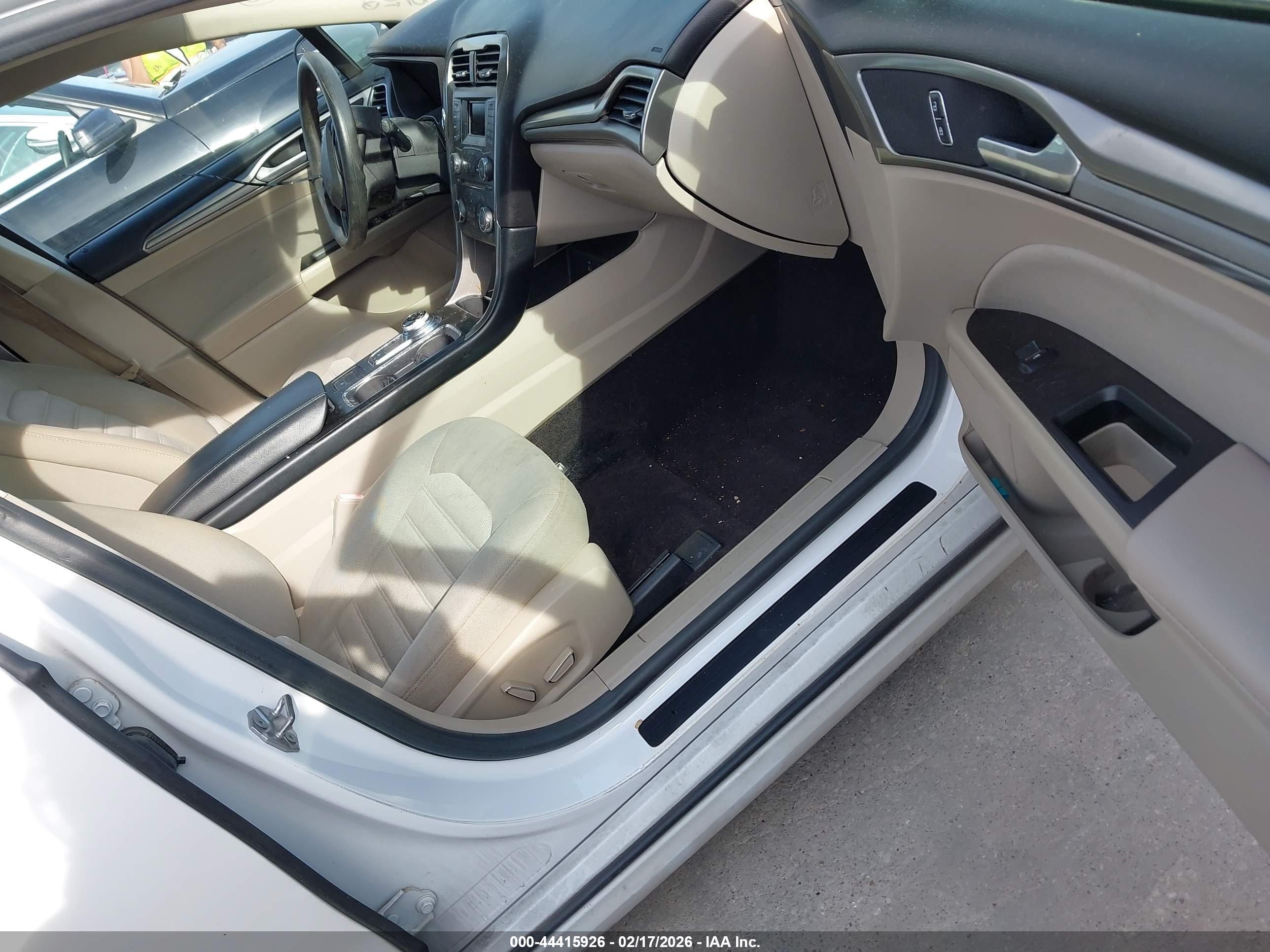 FORD FUSION image 5