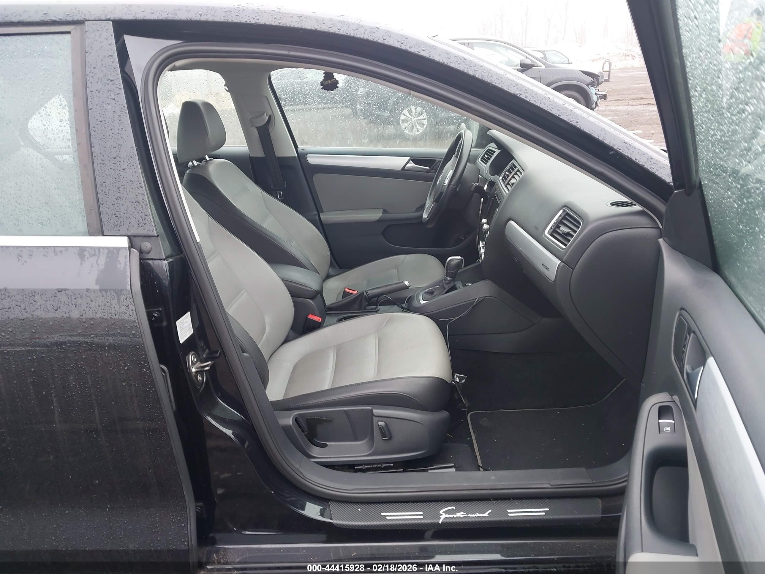 VOLKSWAGEN JETTA image 5