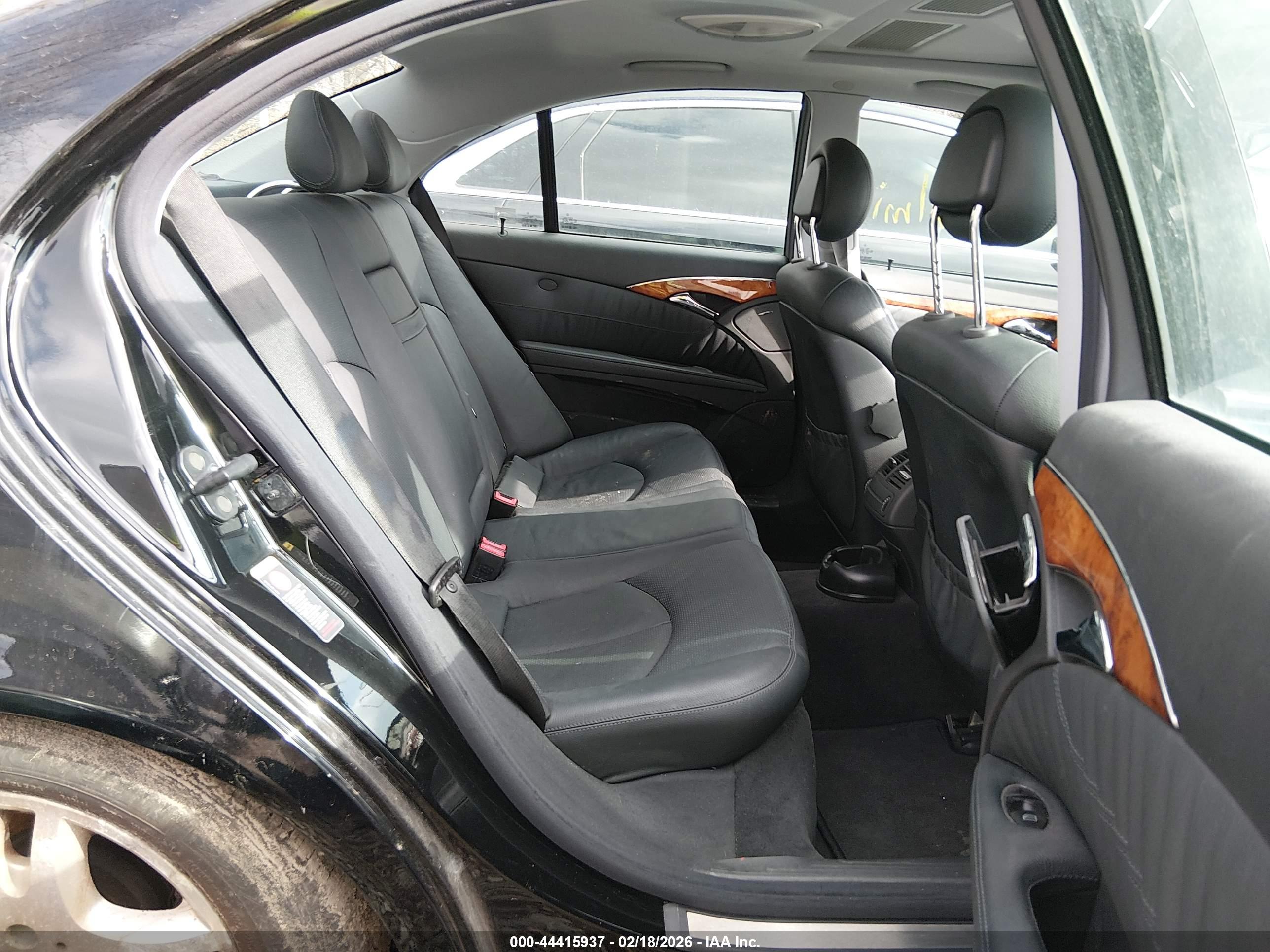MERCEDES-BENZ E image 8