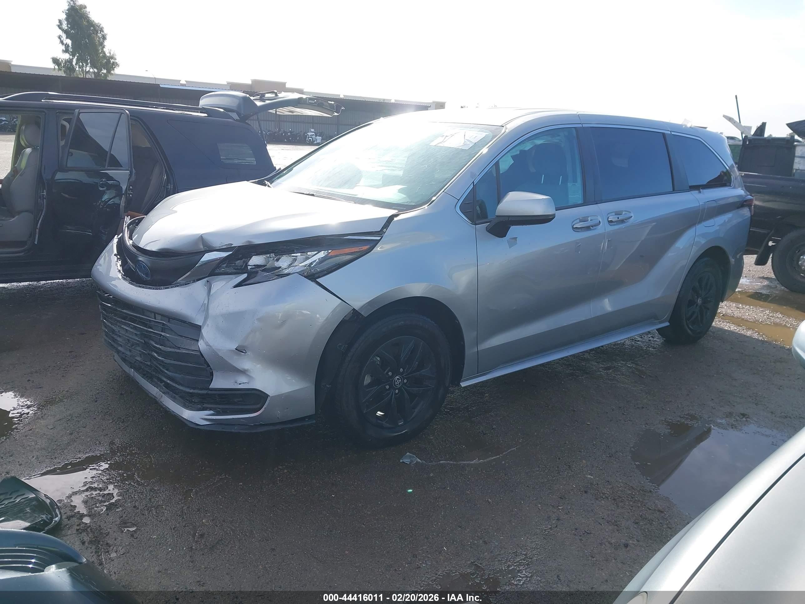 TOYOTA SIENNA image 2