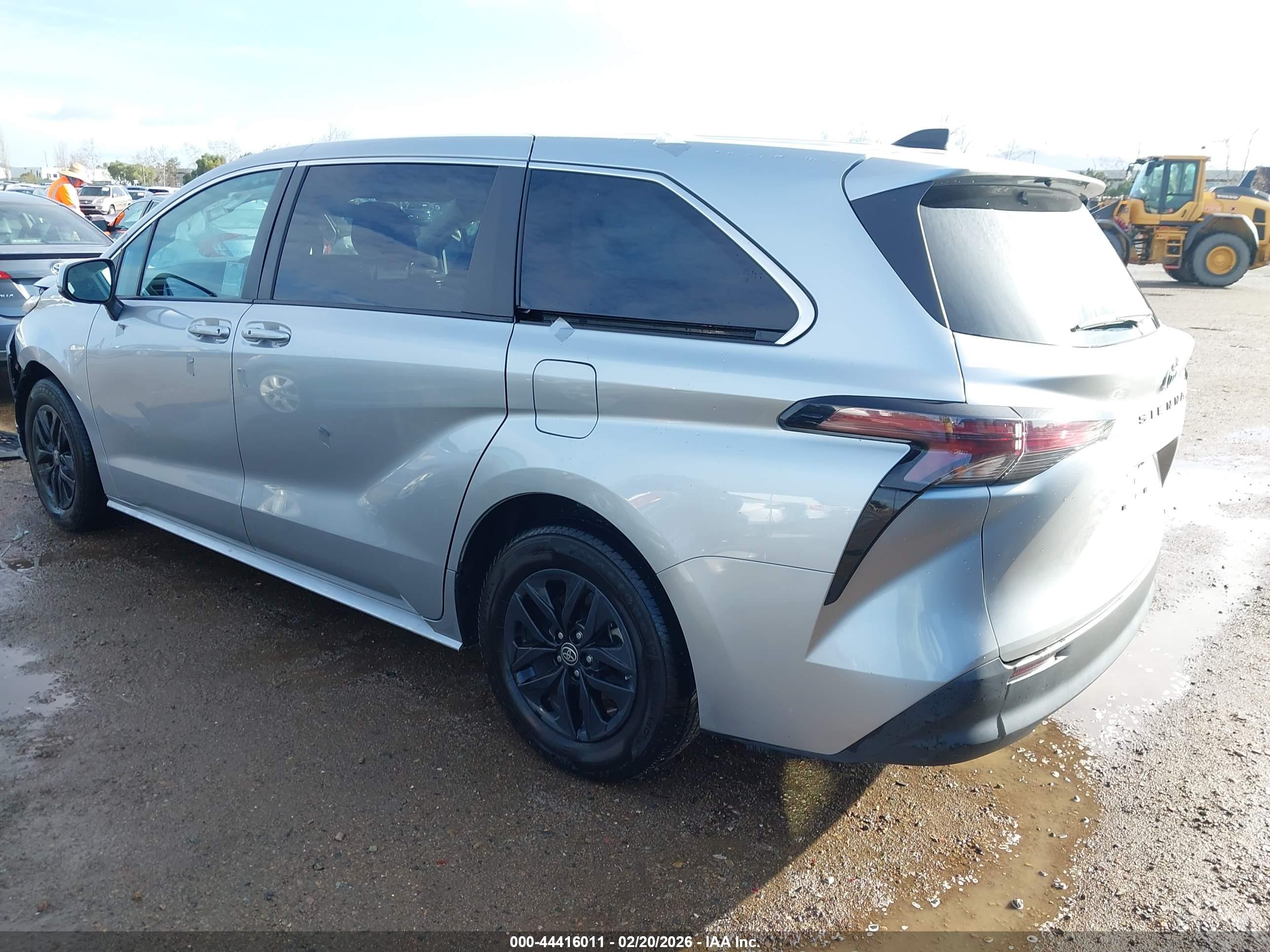 TOYOTA SIENNA image 3