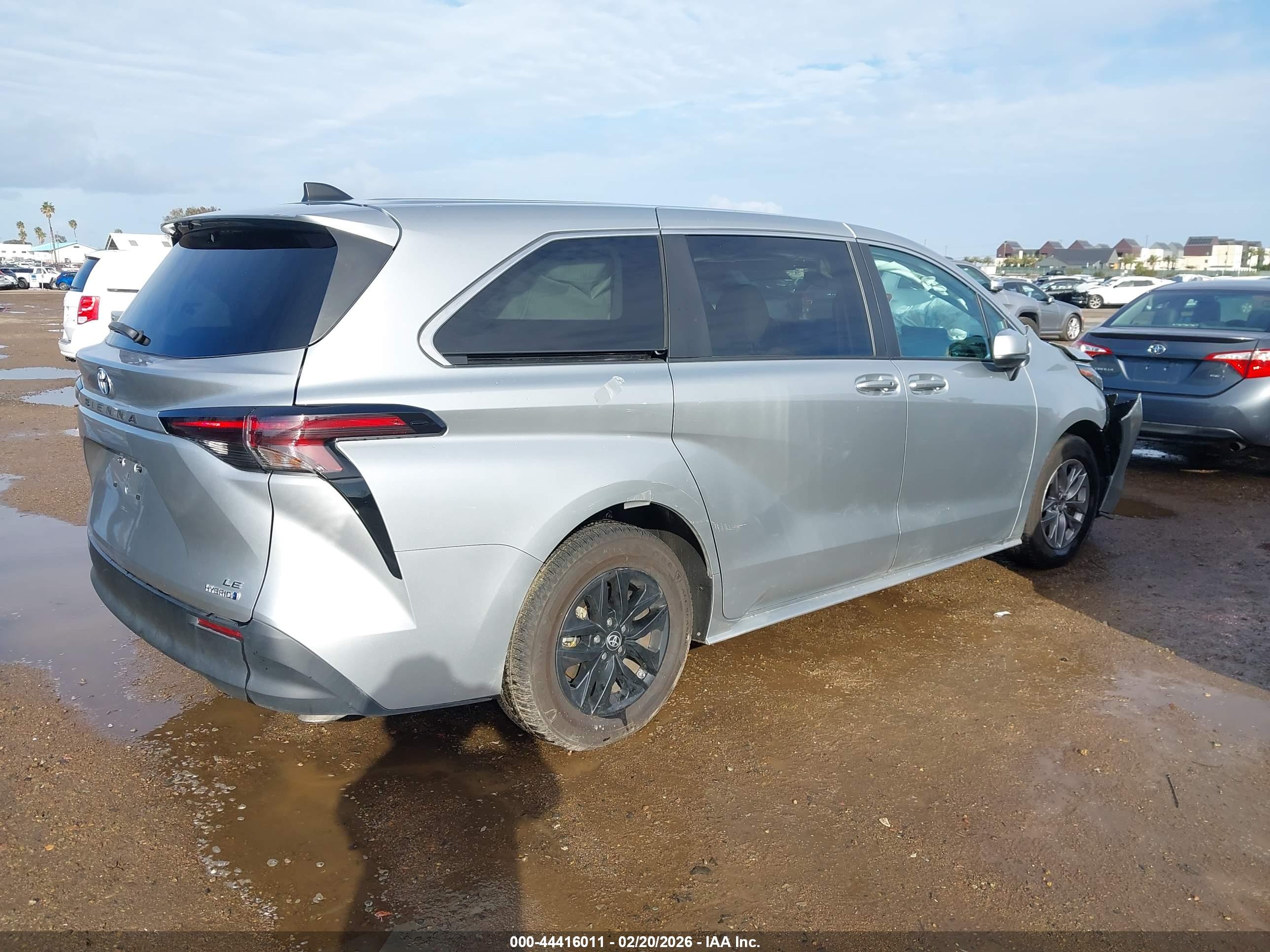 TOYOTA SIENNA image 4