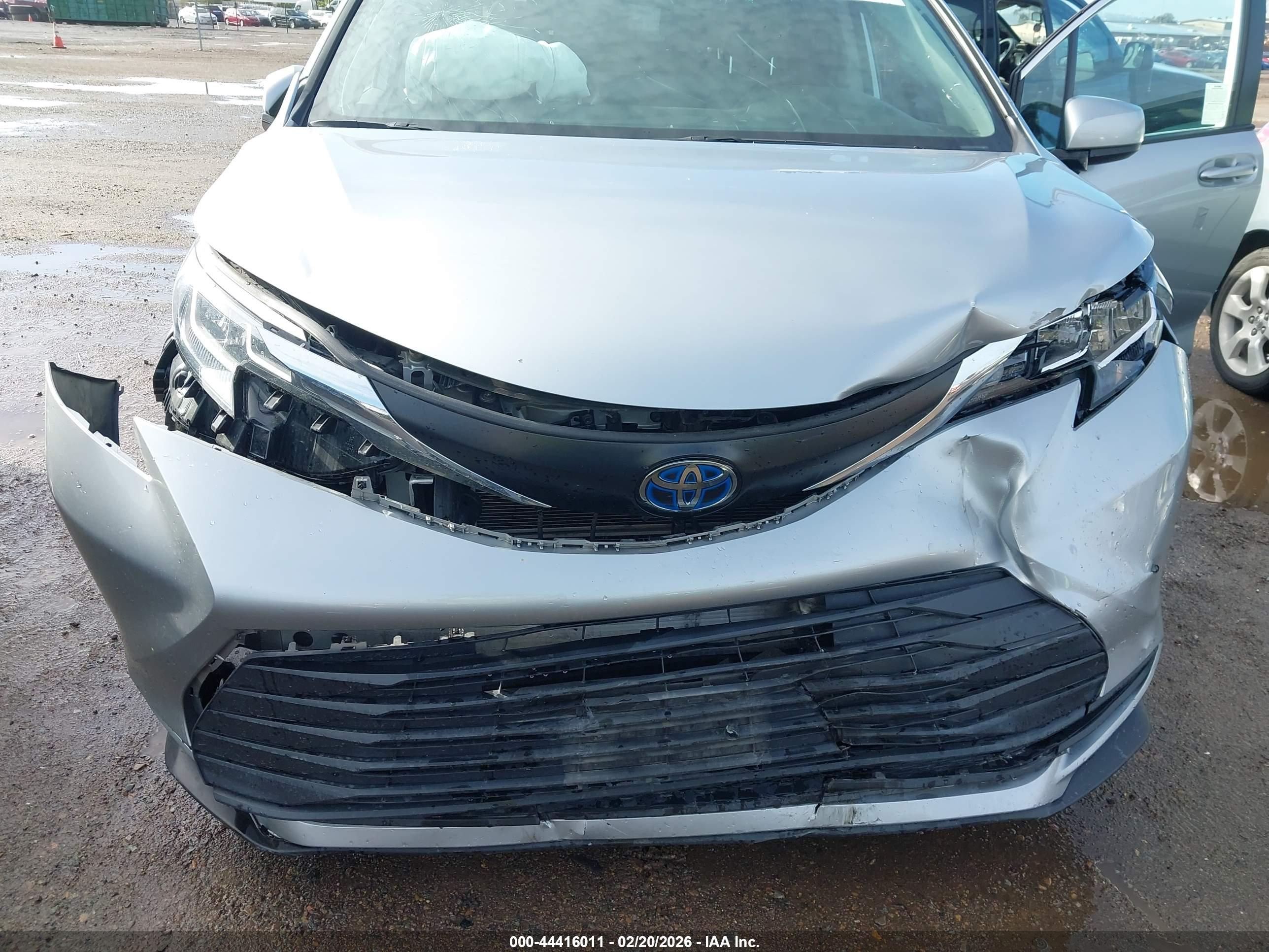 TOYOTA SIENNA image 6