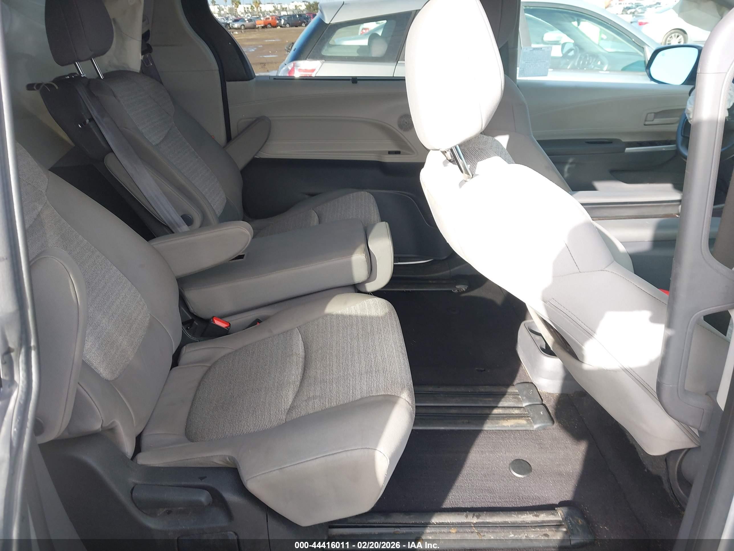 TOYOTA SIENNA image 8